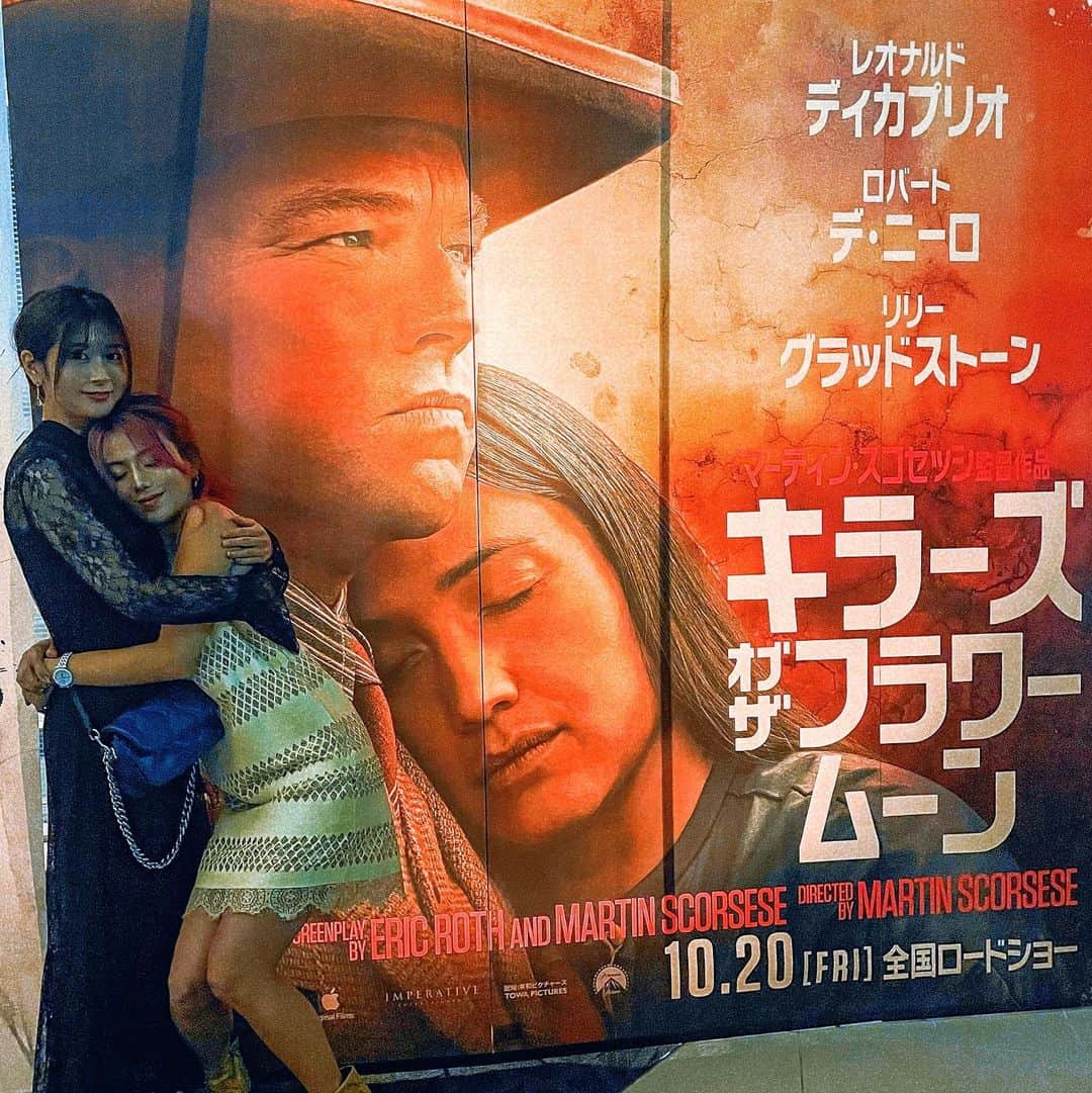 のインスタグラム：「「キラーズ・オブ・ザ・フラワームーン」（10月20日公開）を東和ピクチャーズ様から試写会にご招待いただいて観に行ってきました🎞️  とっても濃厚な映画でした。 長編もそうだけどその内容が...🥺  「怖い男」ロバート・デ・ニーロや 「ダメ男」レオナルド・ディカプリオの役の造り込みがすごくて、その中にも愛や純粋さみたいなものを感じて1人ずつの人間性もとてもおもしろかったです。  アメリカでもこの出来事に言及されるようになったのがつい最近で、最近までこの事件にふれることがタブー視されていたんだって🫢  歴史に埋もれた【真実の話】 マーティン・スコセッシ監督のサスペンス超大作。これは絶対映画館で観るべき作品！！！  #PR #映画キラーズ #ディカプリオの怪演を語ろう」
