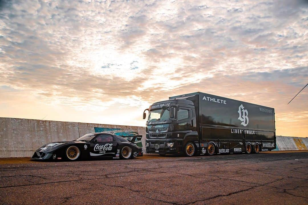 Wataru Katoさんのインスタグラム写真 - (Wataru KatoInstagram)「LIBERTY WALK 　　LBWK LB★TOKYO CUSTOMS  #YouTube https://youtu.be/Oxqcn4VyxUE  @fusoofficial  @udtrucksjp  @isuzumotors_official  @hinofficial  @lbtrucks_official  @athlete_company  @sakon.logix.group  @ryudou_official_2  @ryuusei_1212  @windpower.tyre  @libertywalk_tokyo_harajuku  @libertywalk_osaka  @_lbwk_  #libertywalk#lbworks#fuso  #isuzu #hino #ud  #udaipur  #trucks #windpower  #thank #トラックジャケット  #トラック #デコトラ #ドライバー#募集 #Smile #instagram」10月20日 18時36分 - libertywalkkato