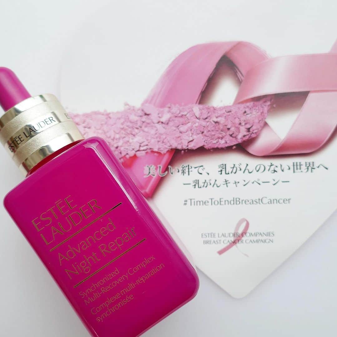 美的 Biteki's official Instagram! さんのインスタグラム写真 - (美的 Biteki's official Instagram! Instagram)「毎年10月に行われるエスティ ローダー カンパニーズの乳がんキャンペーン。乳がんのない世界実現のための情報発信や支援製品の収益金による寄付活動を通じて、乳がん研究をサポートします。 毎年ライトアップやイベントなど様々なコンテンツが登場しますが、注目はやはり人気アイテムの限定パッケージ！ 今年もAVEDA、ボビイ ブラウン、クリニーク、エスティ ローダーなどから、キャンペーン支援製品が発売中です。 収益の一部は、米国乳がん研究基金（BCRF）やJBCRG （Japan Breast Cancer Research Group）等を通して医療研究に役立てられます。 （画像は、エスティ ローダーの名品美容液の限定パッケージ。「アドバンス ナイト リペアSMR コンプレックス」50mL ￥17,050（税込）） 限定アイテムはなくなり次第終了なので、早めにチェックしてくださいね！   また、投稿が寄付につながるインスタグラムの投稿キャンペーンも。期間中に、指定アカウントのメンションとハッシュタグ2種全てをつけてインスタグラムにフィード投稿すると、1投稿につき25ドル、最大7万5千ドルがエスティ ローダー カンパニーズから米国乳がん研究基金（BCRF）へ寄付されます。 気軽にキャンペーンに参加できるので、ぜひ友人や家族とともにトライしてみて！ 【キャンペーン詳細】 ・期間：～10月31日（火） ・内容：ハッシュタグ「#TimeToEndBreastCancer」、「#乳がんのない世界へ」と、「#esteelaudercompanies」のアカウントのメンションをつけてInstagramにフィード投稿を行うと、1投稿につき25ドル、最大7万5千ドルがエスティ ローダー カンパニーズから米国乳がん研究基金（BCRF）へ寄付されます。 （イベントが開催される10月26日（木）から31日（火）までは、1投稿につき2,500円、最大100万円が一般社団法人 JBCRG （Japan Breast Cancer Research Group）へ寄付されます。）   #エスティローダー#esteelauder#ピンクリボン#スキンケア#限定#乳がん#bitekicom @esteelaudercompanies」10月20日 18時36分 - bitekicom