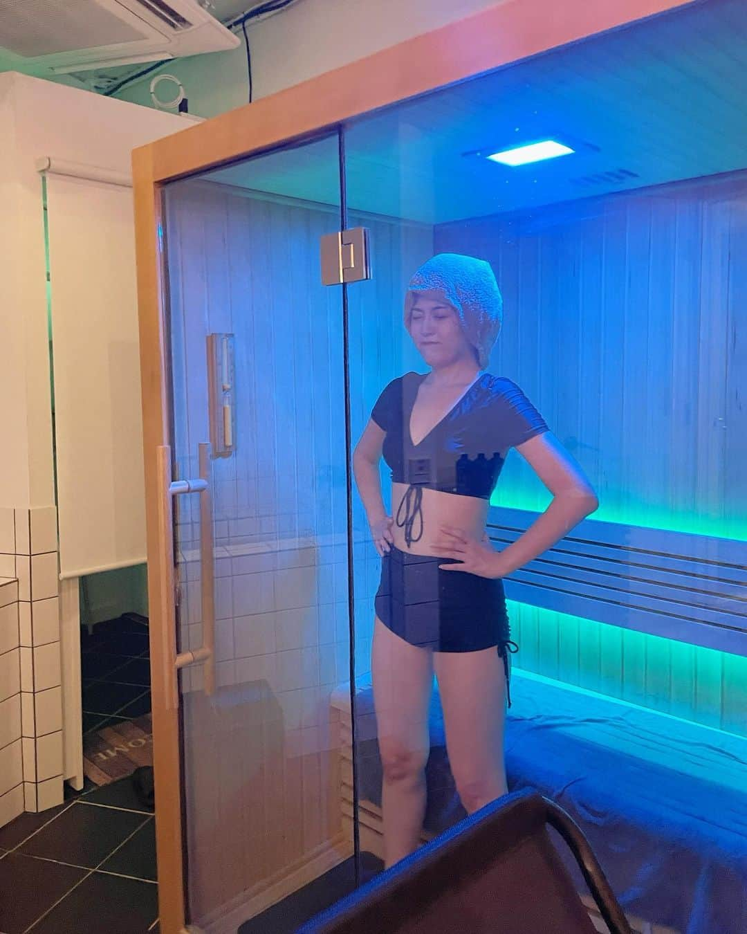 長澤佑香さんのインスタグラム写真 - (長澤佑香Instagram)「⁡ ⁡三宿にあるPrivate Sauna♨️ 📍サバ？ に行ってきました💓 ⁡ ¨̮⃝お洒落 ¨̮⃝コスパ良し ¨̮⃝お部屋が広い ¨̮⃝セルフロウリュ(アロマも4種から選べる) ¨̮⃝水風呂(ブロック氷🧊入れたり温度調節可能) ¨̮⃝リクライニングチェア2脚 ¨̮⃝大画面テレビ ¨̮⃝部屋にオロポとアイスもある(別料金) ¨̮⃝サウナ利用者は下の飲食店で1杯無料 ⁡ で、良いこと尽くしなんだが🥹🫶🏻💭 絶対また行く💖 ⁡ #三宿サウナ #三軒茶屋 #池尻大橋 #サウナ #東京サウナ #個室サウナ #プライベートサウナ #サ活 #サウナ好き #サウナー #サウナ女子 #水着 #SHEIN #サウナハット #sauna」10月20日 18時37分 - ykngsw