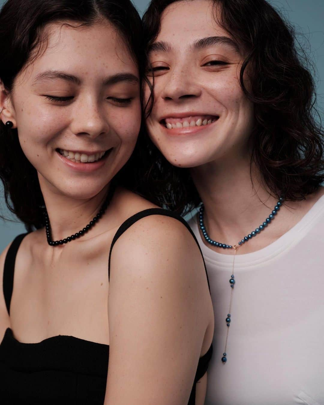 エモン・久瑠美のインスタグラム：「sisters for @lilas_jewelry.jp 🖤」