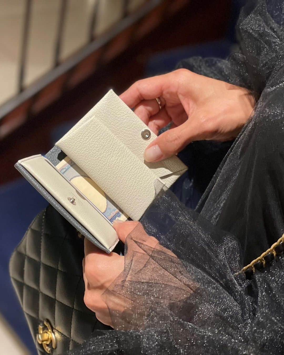 亀恭子さんのインスタグラム写真 - (亀恭子Instagram)「イタリアのレザーグッズブランド  @moliniofficial   無駄を削ぎ落としたミニマルなデザインかつ機能的なお財布。  普段三つ折り財布を使ってますが、サイズはコンパクトだけどわりと厚みが出るので、 バッグによってはうっかり入らなかったりして。  このスマートなお財布が、私的に只今ストライク。  gray ×white の配色も好み♡  その日のバッグによって、使い分けてます☺︎ この日は結婚式へお呼ばれの日だったので、中身は必要最小限のカードと現金を。  #wallet #molini #italy #minimum」10月20日 18時39分 - kame_kyo