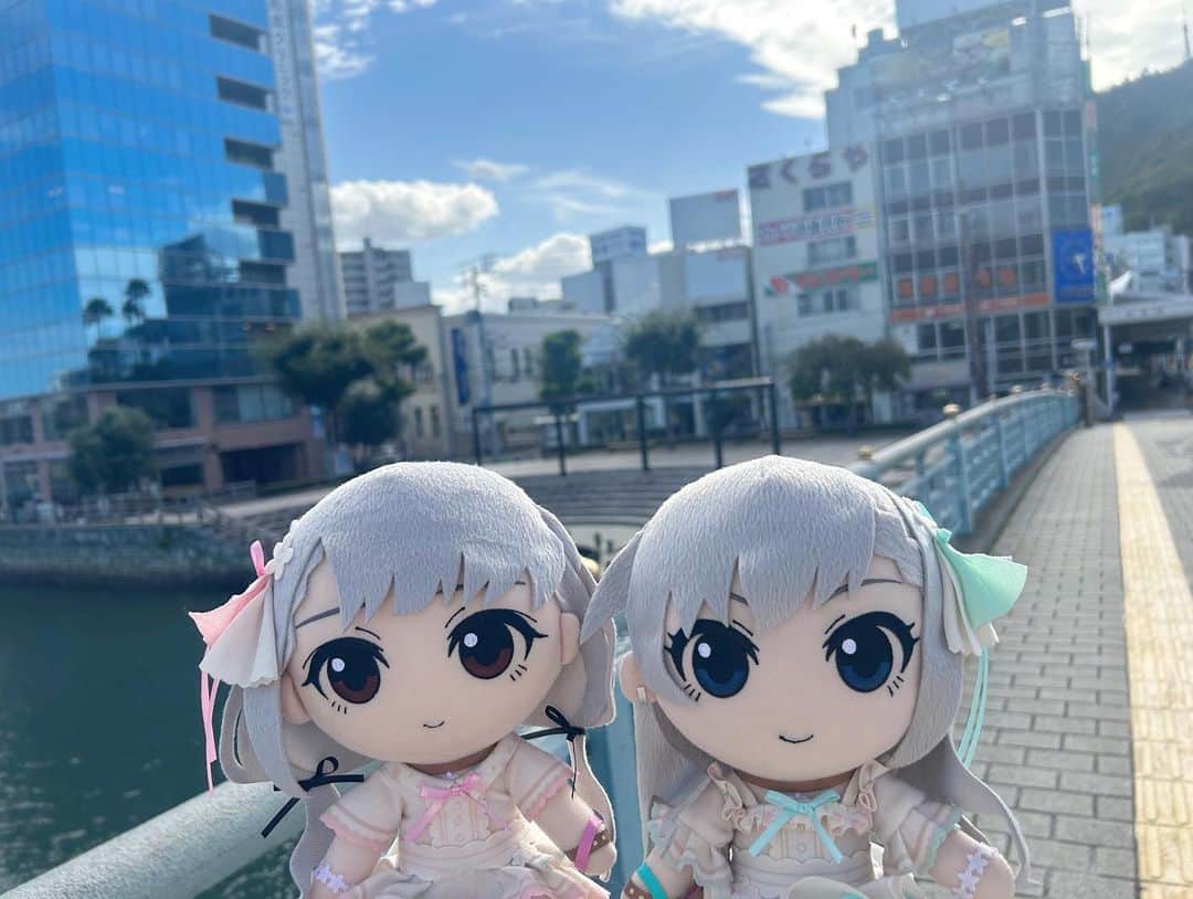 のインスタグラム：「徳島旅✈️💭 ⠀ ⠀ 長江さんと一緒に徳島に遊びに行きました🩷🩵 凪とはーちゃんのぬいも連れていったんだよ〜💭 ⠀ ⠀ ぬい撮りが楽しすぎて自分たちの写真が全然ない、、(笑) （プリクラは撮ったからあとで載せるかも！） ⠀ でも 聖地を巡ったり、美味しいもの食べたり、お部屋でゲームしたり、、 とっても充実した2日間でした💭👧🏻🫶🏻👧🏻」