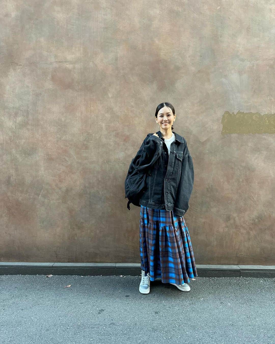 のインスタグラム：「展示会で大人気だったチェックスカート❤️  alsome のお洋服上下で合わせるとバッチリ決まるようにお作りしていますが、お手持ちの洋服とも合わせてたくさん着る機会を増やして欲しいので、しばらくの間私服と合わせた投稿をしようかなと思ってます😊  denim jacket  @acnestudios  skirt  @alsome_official  sneaker  @nike」
