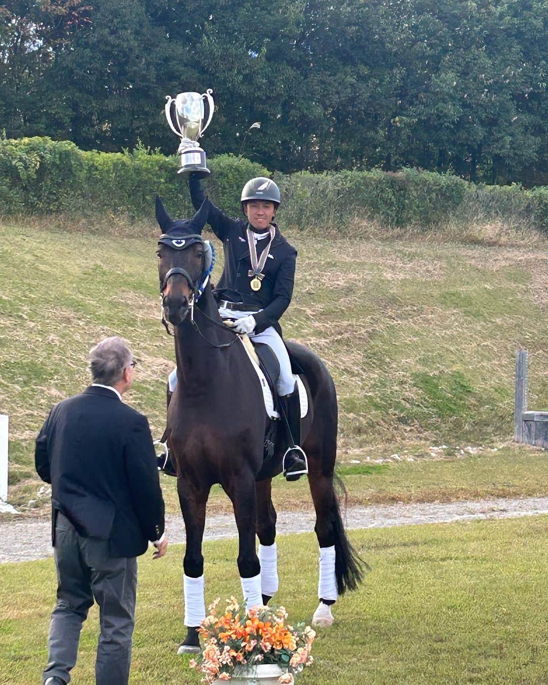 林伸伍のインスタグラム：「CDI GOTEMBA 3⭐️ 初日のグランプリ スコラリと優勝しました🏆 正直今回は調整不足でしたがこれまでのお互いの経験を活かすことができました！ どんな状況でも試合に行くと全力で応えてくれるスコラリに感謝です🙏」