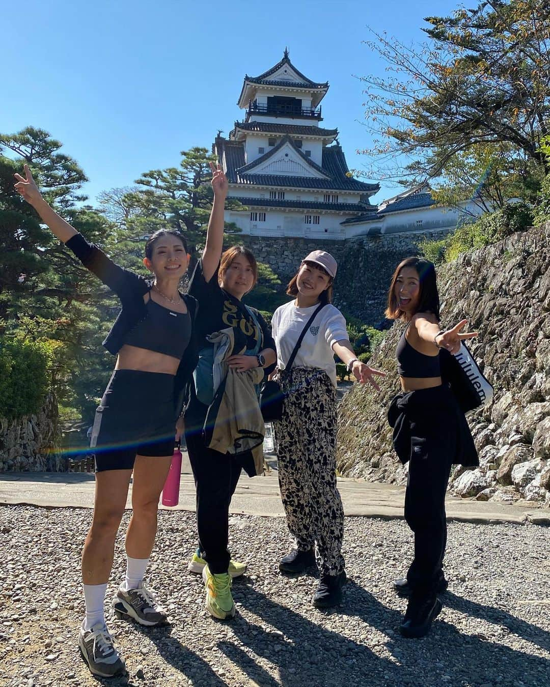 TOMOMIさんのインスタグラム写真 - (TOMOMIInstagram)「レース後のご褒美❤🏯😋️🐟✨  100kmを過去1爆速で走って しっかりカラダがバキバキになっている中 #朋トレ メンバーのみんなと高知県after観光🫡🏯✨  #沈下橋 #四万十川 #ひろめ市場   高知城の前でコミュニティ限定のオンラインフィットネスしたり TikTok配信しながら 四国のフォロワーさんたちにおすすめ聞いて巡ったり 捕獲&差し入れ届けていただいたり、、、 改めてフォロワー様の優しさにきゅんでした🥹💓  素敵な思い出を本当に本当にありがとうございました！！！！！✨  今回のレース会場へはもちろん✈️ #ジェットスターで高知 ！！ 私の愛用しまくっているジェットスターで行ってきました🙋‍♀️✨ 安定の便利でコスパの良い空の旅に大満足最高でした😆🧡 @jetstar_japan #ジェットスター ✈️ #ジェットスターアンバサダー  #athlete #running #marathon #trail #trailrunning #mountain #japan #runner  #四国 #高知 #ウルトラマラソン #尾藤朋美  #日本代表 #アスリート #ランナー #トレイルランナー #マラソン #トレイルランニング」10月20日 18時49分 - tomomi_fitness