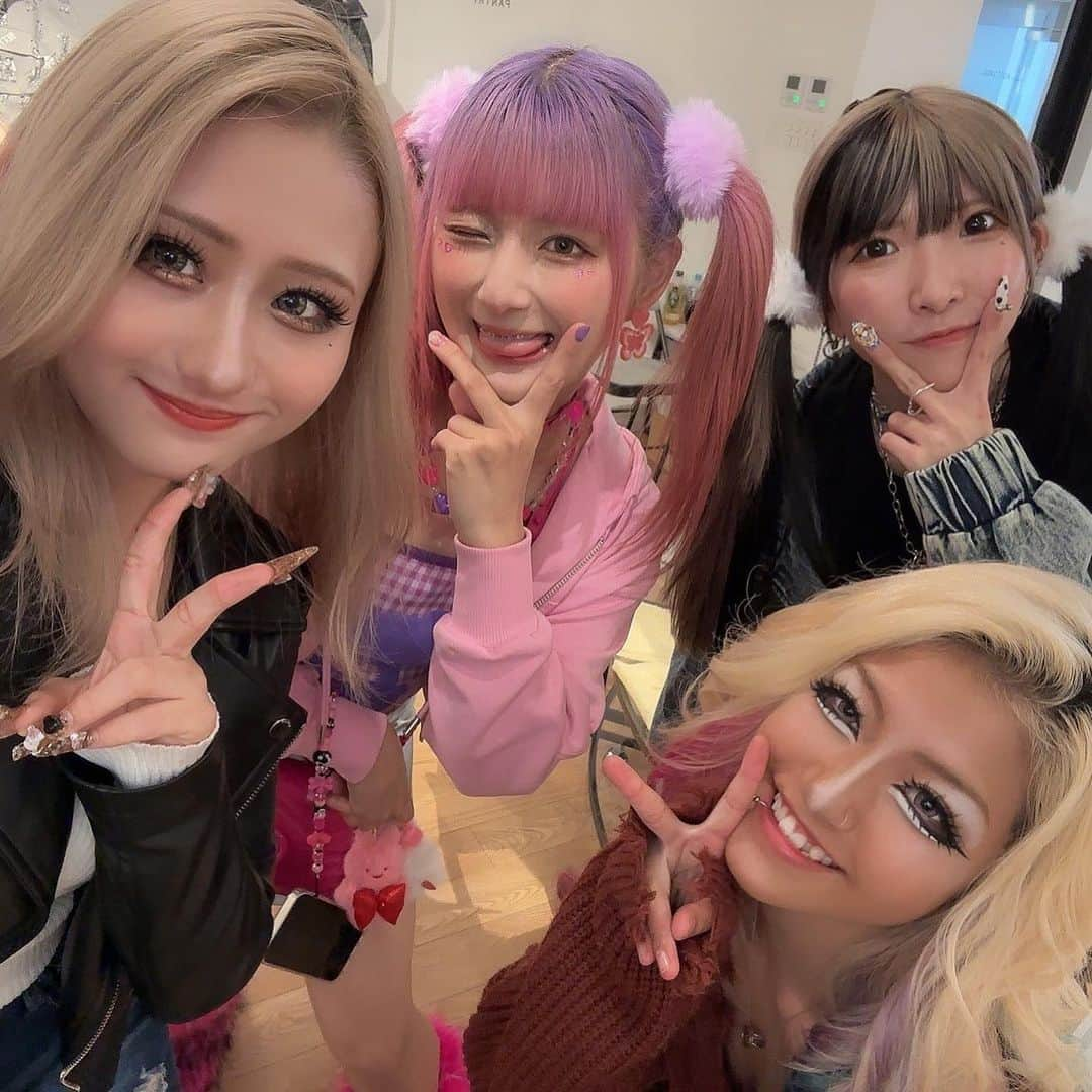 egg公式のインスタグラム：「🌈today's egg snap💖  まぁたそさんのブランド！！ 『BEFTEY』のPOP UPに らん×あいみんお邪魔させて頂きました🩷🩷  鬼かわでしたっ！！  🩷🩵  egg秋号 10/31発売！！ 全国の書店・セブンイレブンで手に入るよ🩷 みんなチェックしてネ！！  #egg #ギャル #ギャルしか勝たん #ギャルが1番可愛い #GAL #gyaru #swimwear #白ギャル #黒ギャル #ギャルママ #うさギャル #ぎゃう活」