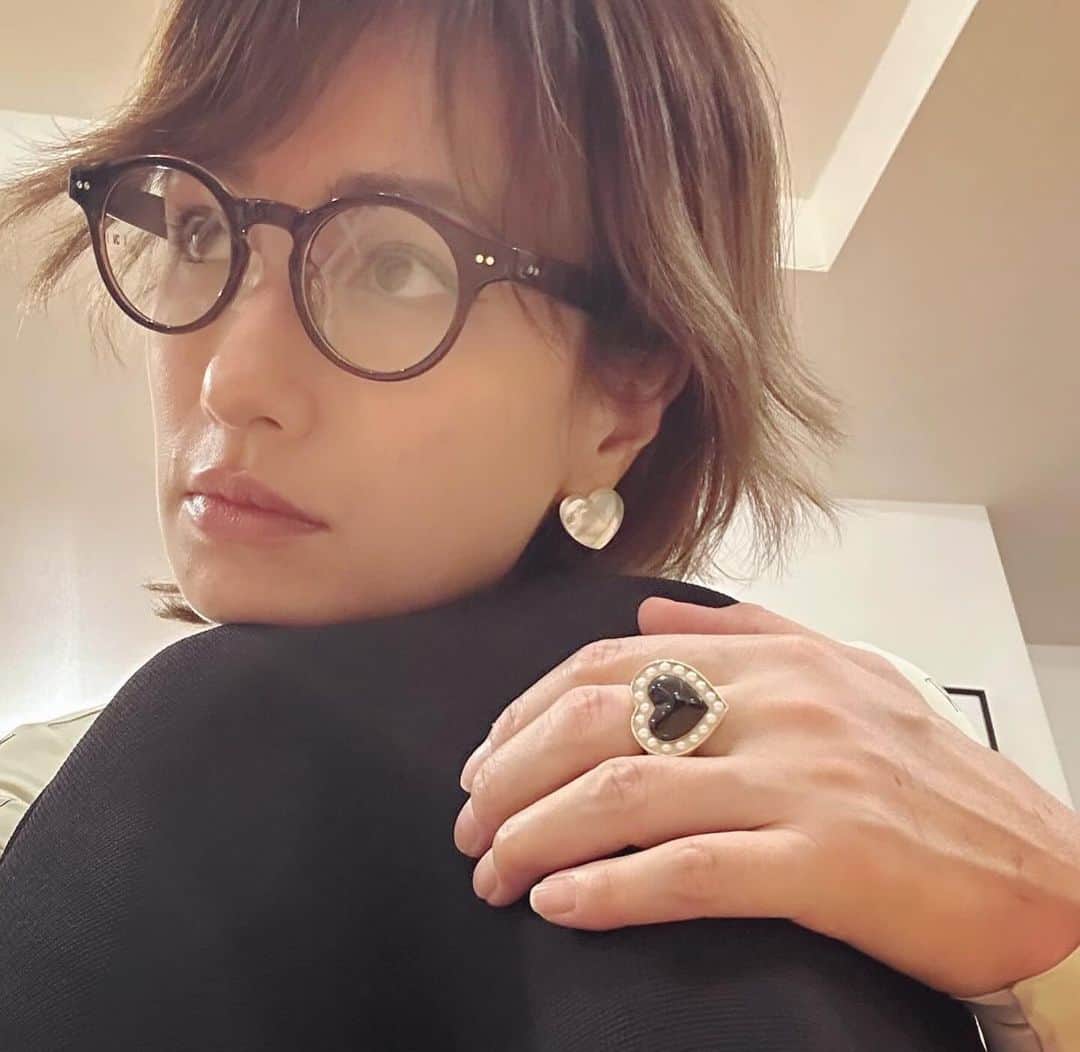 佐田真由美のインスタグラム：「♡が足りなきゃ つければいい（極論） あげてこ！ 素敵な週末を✨ @nerolilabotanica_official  のプラム色のグロスつけました。一生好きなグロス💋」