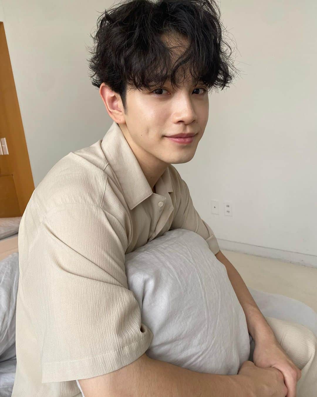 鈴木康介のインスタグラム：「カレンダーのオフショット📸 「鈴木康介 2024カレンダー」発売記念イベント 受付開始が明日、10月21日13:00スタートです。 規定枚数などもあるみたいなのでお早めに！ みんなに会えるの楽しみ😆 サイン入りカレンダー、ツーショット撮れたりとか盛りだくさんです！ 是非！」