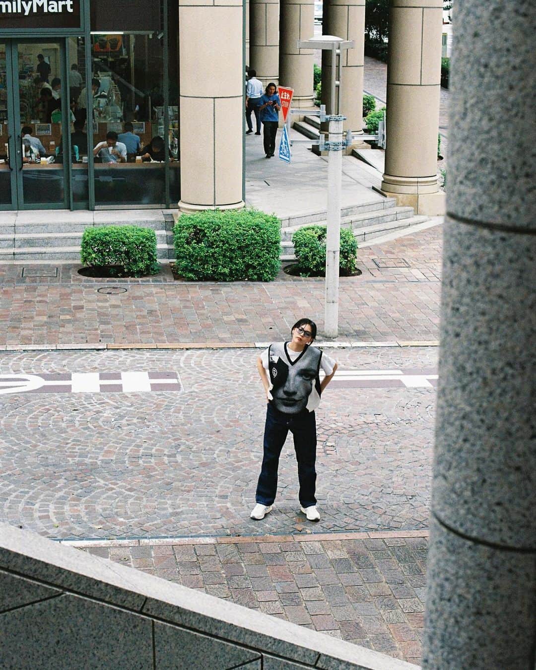 三阪咲のインスタグラム：「なにこれ。 アンケートとかあるんや。😶☕️  Q.コーヒーは？  📸: @holyhuman__1231  @ariyama.mp4」