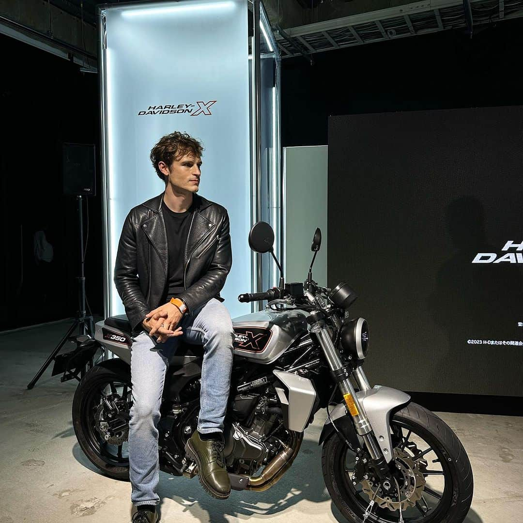 Anton Wormannのインスタグラム：「Harley Davidsson’s newest X series 🛵 priced at less than $5000 💨 うう #Harleydavidsson #Japan #Pr Event in Harajuku until 29/10! 中型ライセンスで乗れるX!  #HarleyDavidson #ハーレーダビッドソン #UnitedWeRide #X350 #X500」