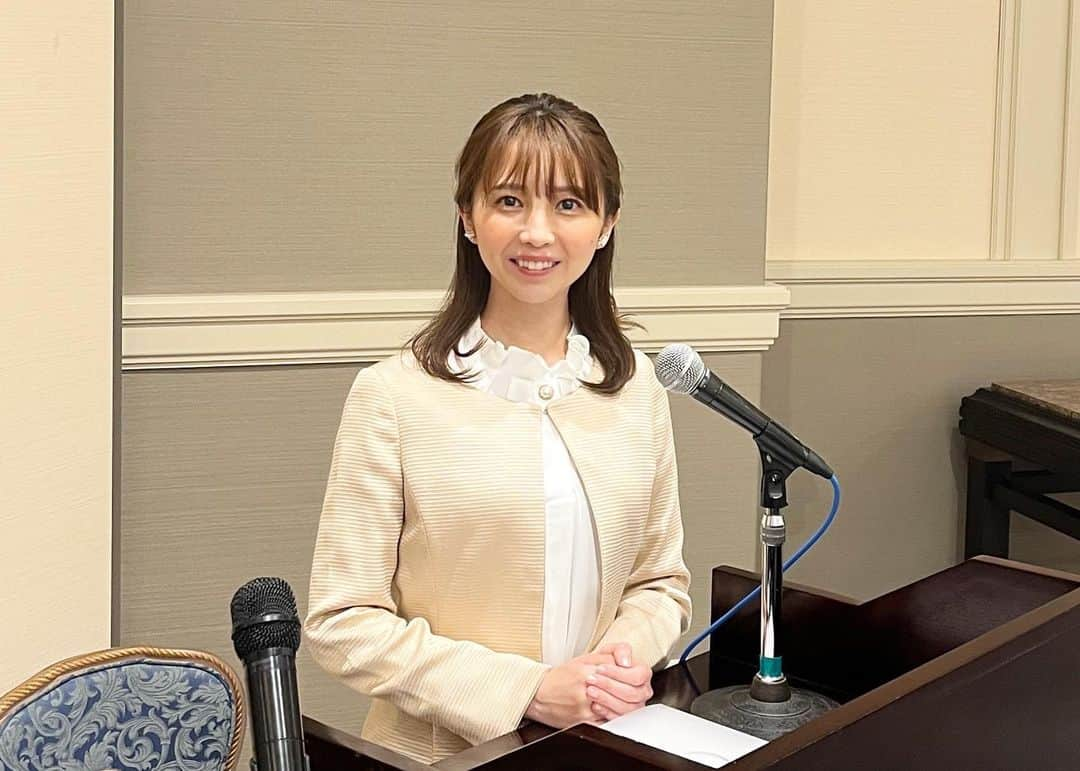 川口満里奈のインスタグラム：「. . 椿山荘で開かれた山形県のセミナーで 司会を務めました！ 久々に山形の空気感に触れて癒されました🥹 行きたいなあ山形  ブラウスは @dholic_official  スーツは @rope_jp  お気に入りの組み合わせだけど 長年これに頼りがちなので そろそろ新しいスーツも買おうかな。  #山形県 #東北 #旅行 #trip #司会 #アナウンサー #女子アナ #スーツ」