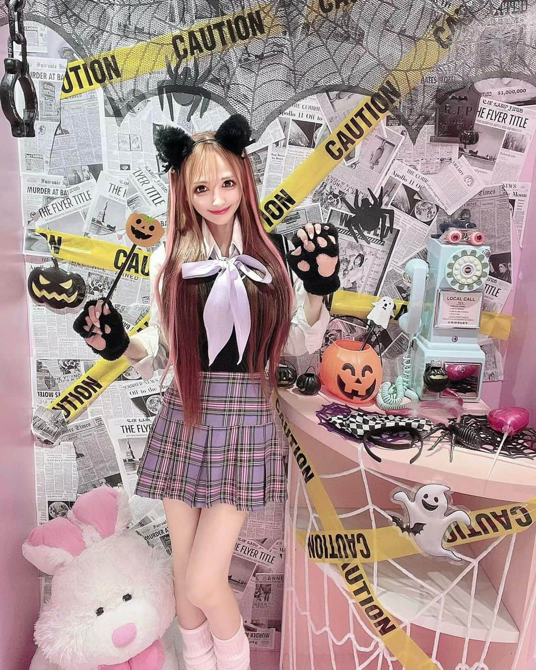 寿リリカさんのインスタグラム写真 - (寿リリカInstagram)「♡ CHOAの10月限定Halloweenフォトボックス📸🎃👻🩷😈💜 ♡ パープルチェックの制服にブラックベストのハロウィンコーデにしたよん🐈‍⬛💜🖤 ♡ この日はまな先生としほ先生😍😍 娘とダンス撮ってくれてありがとう💓 みき校長先生とはずっとすれちがいで今回も会えずぴえん🥹次こそは🩷❣️ ♡ #choa #韓国制服レンタル #韓国制服 #ラフォーレ原宿 #制服コーデ #ハロウィンコー #pr #竹下通り #原宿」10月20日 18時47分 - ririkakotobuki