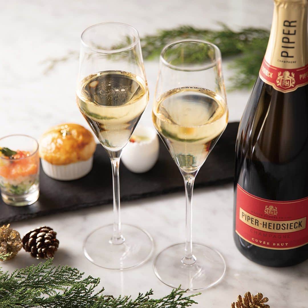 グランドプリンスホテル新高輪さんのインスタグラム写真 - (グランドプリンスホテル新高輪Instagram)「クリスマスブッフェ🎅  クリスマスの予定はお決まりですか🎄✨  スロープサイドダイナーザクロでは12月16日(土) より期間限定クリスマスブッフェをお楽しみいただけます。  クリスマス期間は、ランチプランにて乾杯のグラススパークリングワイン・ディナープランにて乾杯のグラスシャンパン付きという嬉しいポイントも💫 骨付きローストビーフ、アワビやフカヒレ、寿司、期間限定デザートなど、趣向を凝らしたこだわりの料理が並びます。  思わず写真におさめたくなるようなワクワクする美食体験🤍 コース料理を楽しむような心華やぐひとときを心ゆくまでご堪能ください。  ご予約・詳細はプロフィール（ @grandprincehotel_shintakanawa ）から当ホテル公式ホームページをご覧ください。  〜ブッフェ＆カフェ スロープサイドダイナーザクロについて〜 「コース料理のように楽しめる」がコンセプトの、スタイリッシュなブッフェ。 ショーキッチンから出来たてのお料理をお楽しみいただけます。  Christmas Buffet🎅!  Have you made your Christmas plans yet🎄✨?  SLOPE SIDE DINER ZAKURO will be offering a limited time Christmas Buffet starting Saturday, December 16.  During the Christmas period, a glass of sparkling wine is included in the toast 💫 The menu features a variety of elaborate dishes such as roast beef on the bone, abalone, shark's fin, sushi, and special desserts for a limited time only.  An exciting gastronomic experience that makes you want to take pictures 🤍 We hope you will enjoy a heart-warming moment as if you were enjoying a course meal to your heart's content.  For reservations and more information, please visit our official website through our profile ( @grandprincehotel_shintakanawa ).  〜About SLOPE SIDE DINER ZAKURO Buffet&Café～ The concept of this stylish buffet is "enjoyable like a course meal". Enjoy freshly prepared dishes from three show kitchens.  #グランドプリンスホテル新高輪 #プリンスホテル #品川 #高輪 #高輪時間 #grandprincehotelshintakanawa #princehotel #スロープサイドダイナーザクロ #ブッフェ #クリスマスランチ #クリスマスディナー #クリスマスブッフェ #高輪グルメ #ホテルブッフェ #ホテルビュッフェ #ホテルランチ #ホテルディナー #クリスマス限定メニュー #クリスマス限定スイーツ #クリスマス限定 #期間限定 #ローストビーフ #グラスシャンパン #クリスマスデート #東京デート #デート」10月20日 18時57分 - grandprincehotel_shintakanawa