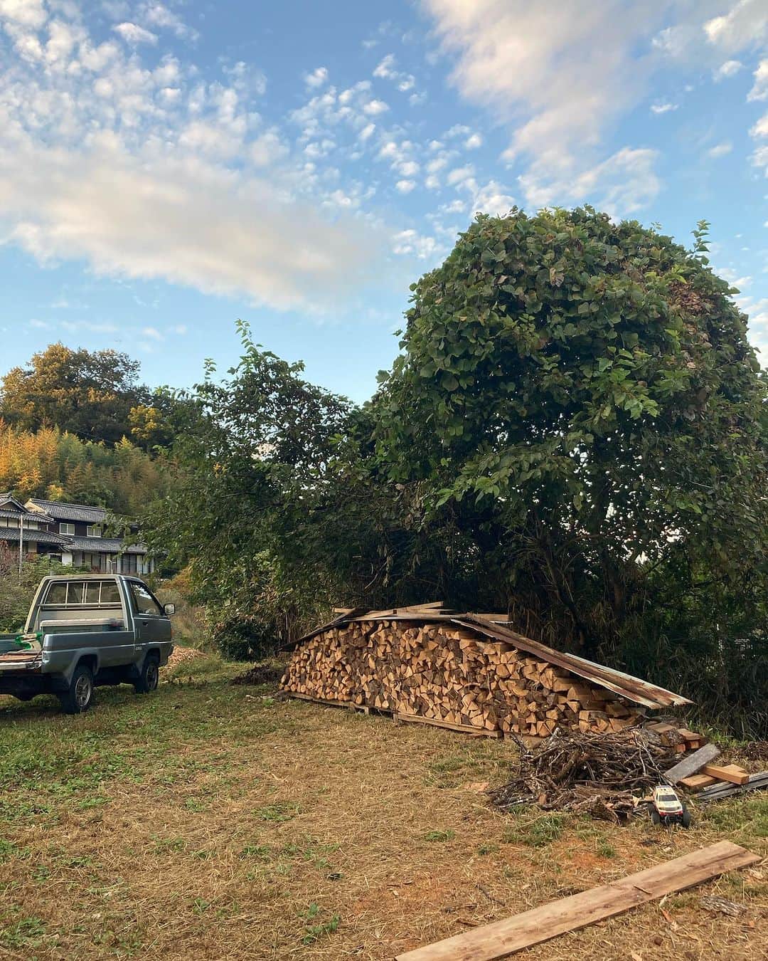 三宅洋平さんのインスタグラム写真 - (三宅洋平Instagram)「1月までの薪は見えた。1年寝かした玉木を薪に割る。 ホントは5月には終えていたいけど、やれないまま忙しい夏に入ってしまった。この時期からでも干しておけばそれなりに良い薪になる。 昨年倒してある木がまだ山にある。近所でも良い広葉樹の倒木をもらえたから回収に行かな。」10月20日 18時57分 - miyake_yohei