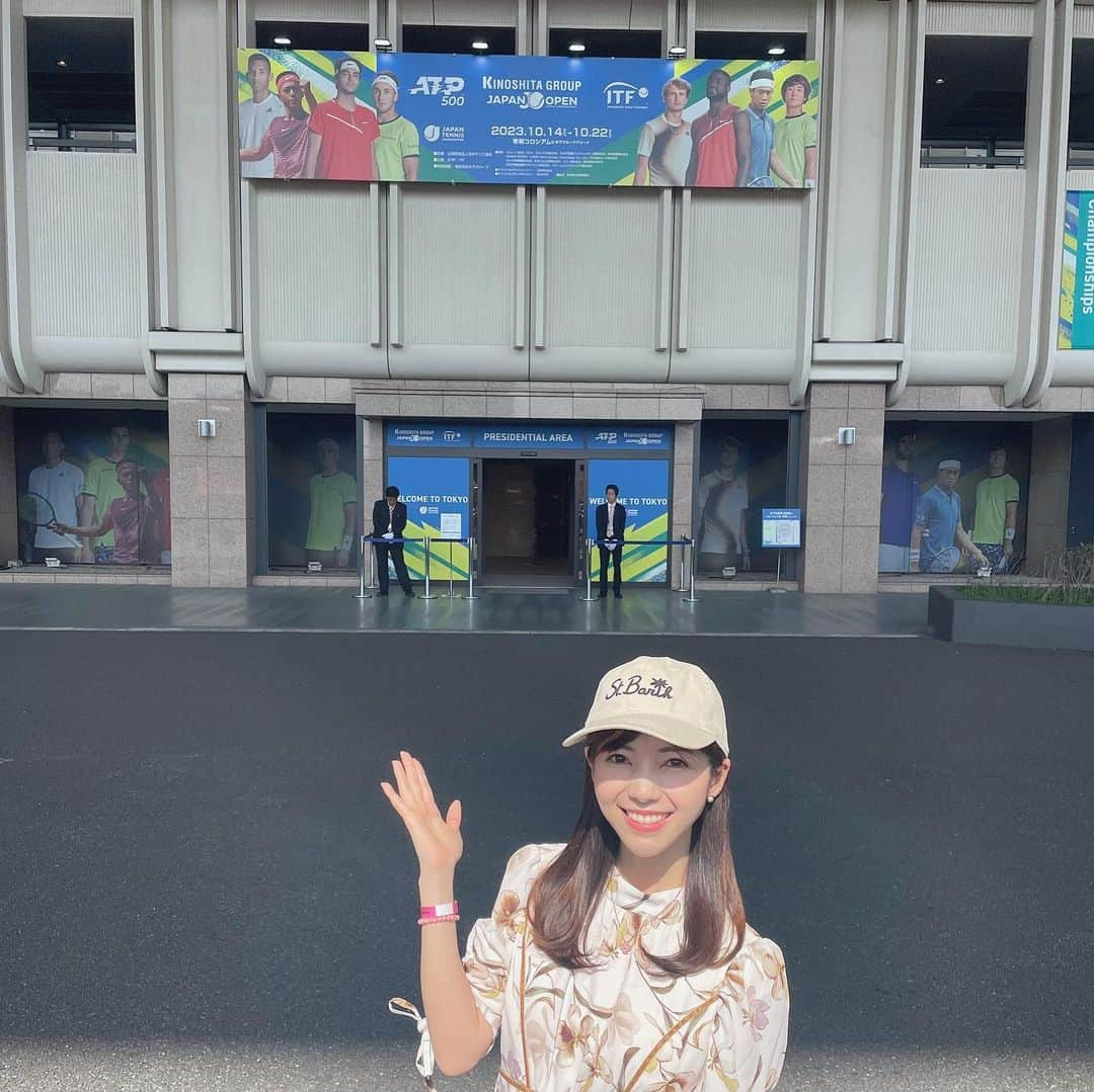 川又智菜美のインスタグラム：「ジャパンオープン行ってきました🎾 ⁡ 昨日は望月慎太郎選手が 第一シードのフリッツ選手に勝利して 大盛り上がりでしたね🥹🥹🥹 私は残念ながらデイセッションのみだったので 帰りにずっとスコアをみながら ハラハラドキドキしていました…！！ ライブスコアのページを延々と更新して😂 勝った時はもう大興奮！！！ 素晴らしかったです！🥳 ⁡ そんな盛り上がりをみせているジャパンオープン 今年から冠スポンサーが木下グループに変わり、 会場も赤から青のカラーリングに💙 今までは「楽天」と大会を呼んでいたので なんだかまだ慣れないですね😂 ⁡ 今回はデイセッションのみとはいえ シングルスもダブルスも車いすテニスも練習もみられて グルメも堪能できたので大満足😆🙌 ⁡ でも、本音を言うと… ズべレフ選手、ルード選手、シェルトン選手も みたかったな〜😭😭😭 シェルトン選手は勝ち上がっていますが日程が合わず… チケット取るときなかなかに賭けですよね🤣 ⁡ 皆さんはもう木下ジャパンオープンみにいきましたか？？ この選手みられて最高だった！など コメントお待ちしています☺️  そして望月選手のこのあとの試合 みんなで応援しましょう📣 ⁡ #テニス #ジャパンオープン #木下JOテニス」