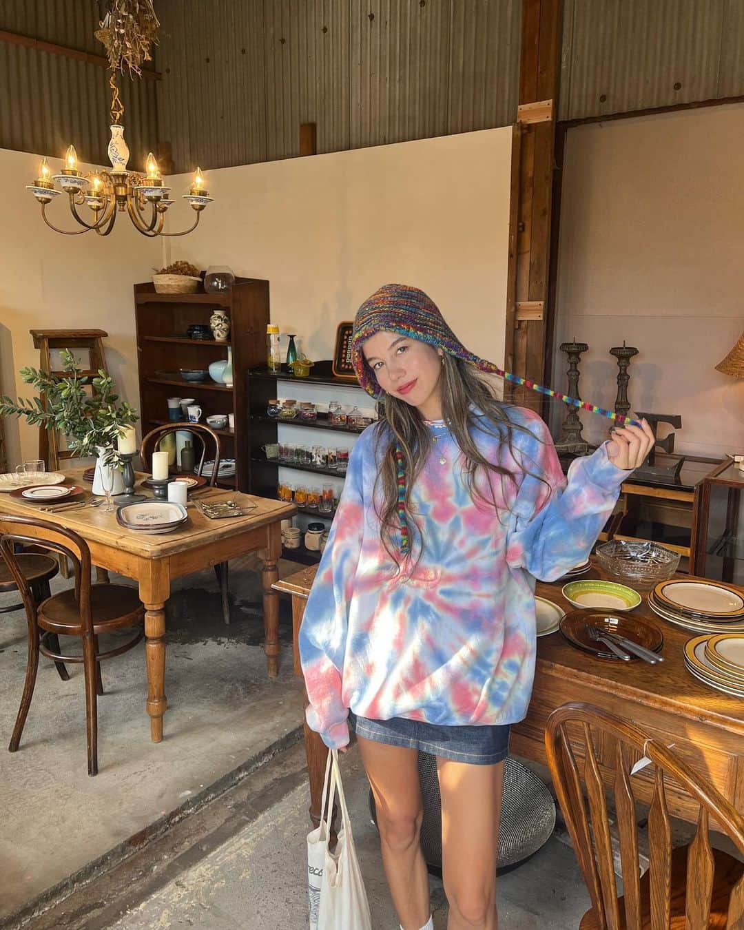 Rika Vanessaのインスタグラム：「タイダイ染に極端に弱い😂💕 古着屋で購入しました✌🏽  たまに着る黒も好きだけど 基本的に毎日明るい色着ちゃう💨  久しぶりに @clapp.vintage @clapp.depot に 行きました🚙✨  "日常からはみだすこと。日常がそこでぷつんと切れて、時間が停滞する、というか、ゆるくかたまる、くず湯みたいに。そういう意味で、散歩と旅とお風呂は似ている。"  江國香織「散歩がついてくる」」