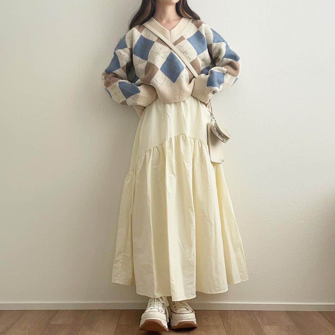 mero*さんのインスタグラム写真 - (mero*Instagram)「白ニット着回しデートコーデ💫 . . . 真っ白もかわいいけどどうしても シンプルになりがちだし . 柄入ってる白ニットなら簡単にかわいく おしゃれなコーデつくれてすき💭 . Vネックだからインナーにフリルネックの シアーブラウスとか入れてもかわよさそう😶 . ニットはZOZOで ada9093b で検索すると買えるよ👏 . フリーサイズ / 155cm . @__ada.official__  . . . #ada. #エイダ #エイダコーデ #タイアップ #ZOZO #ZOZOTOWN #ZOZOTOWN購入品 #ニット #アーガイルニット #Vネックニット #秋服 #秋コーデ #秋服コーデ #大学生コーデ #デートコーデ #淡色コーデ」10月20日 18時52分 - mero_orem_18