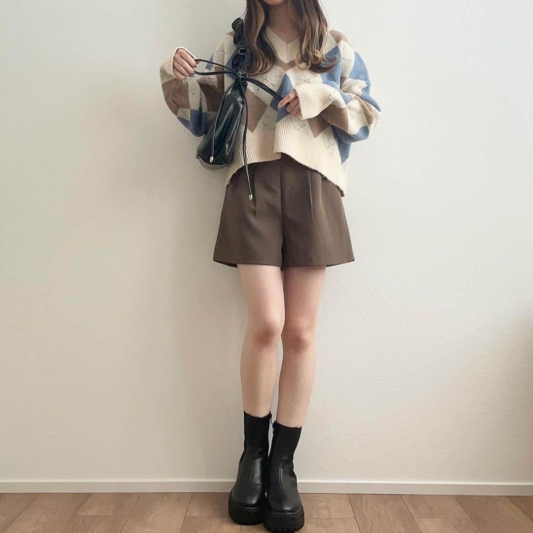 mero*さんのインスタグラム写真 - (mero*Instagram)「白ニット着回しデートコーデ💫 . . . 真っ白もかわいいけどどうしても シンプルになりがちだし . 柄入ってる白ニットなら簡単にかわいく おしゃれなコーデつくれてすき💭 . Vネックだからインナーにフリルネックの シアーブラウスとか入れてもかわよさそう😶 . ニットはZOZOで ada9093b で検索すると買えるよ👏 . フリーサイズ / 155cm . @__ada.official__  . . . #ada. #エイダ #エイダコーデ #タイアップ #ZOZO #ZOZOTOWN #ZOZOTOWN購入品 #ニット #アーガイルニット #Vネックニット #秋服 #秋コーデ #秋服コーデ #大学生コーデ #デートコーデ #淡色コーデ」10月20日 18時52分 - mero_orem_18