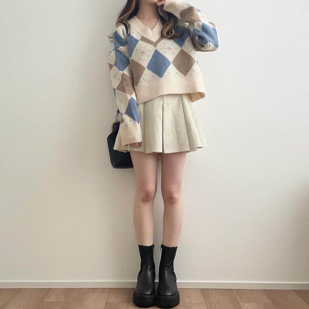 mero*さんのインスタグラム写真 - (mero*Instagram)「白ニット着回しデートコーデ💫 . . . 真っ白もかわいいけどどうしても シンプルになりがちだし . 柄入ってる白ニットなら簡単にかわいく おしゃれなコーデつくれてすき💭 . Vネックだからインナーにフリルネックの シアーブラウスとか入れてもかわよさそう😶 . ニットはZOZOで ada9093b で検索すると買えるよ👏 . フリーサイズ / 155cm . @__ada.official__  . . . #ada. #エイダ #エイダコーデ #タイアップ #ZOZO #ZOZOTOWN #ZOZOTOWN購入品 #ニット #アーガイルニット #Vネックニット #秋服 #秋コーデ #秋服コーデ #大学生コーデ #デートコーデ #淡色コーデ」10月20日 18時52分 - mero_orem_18