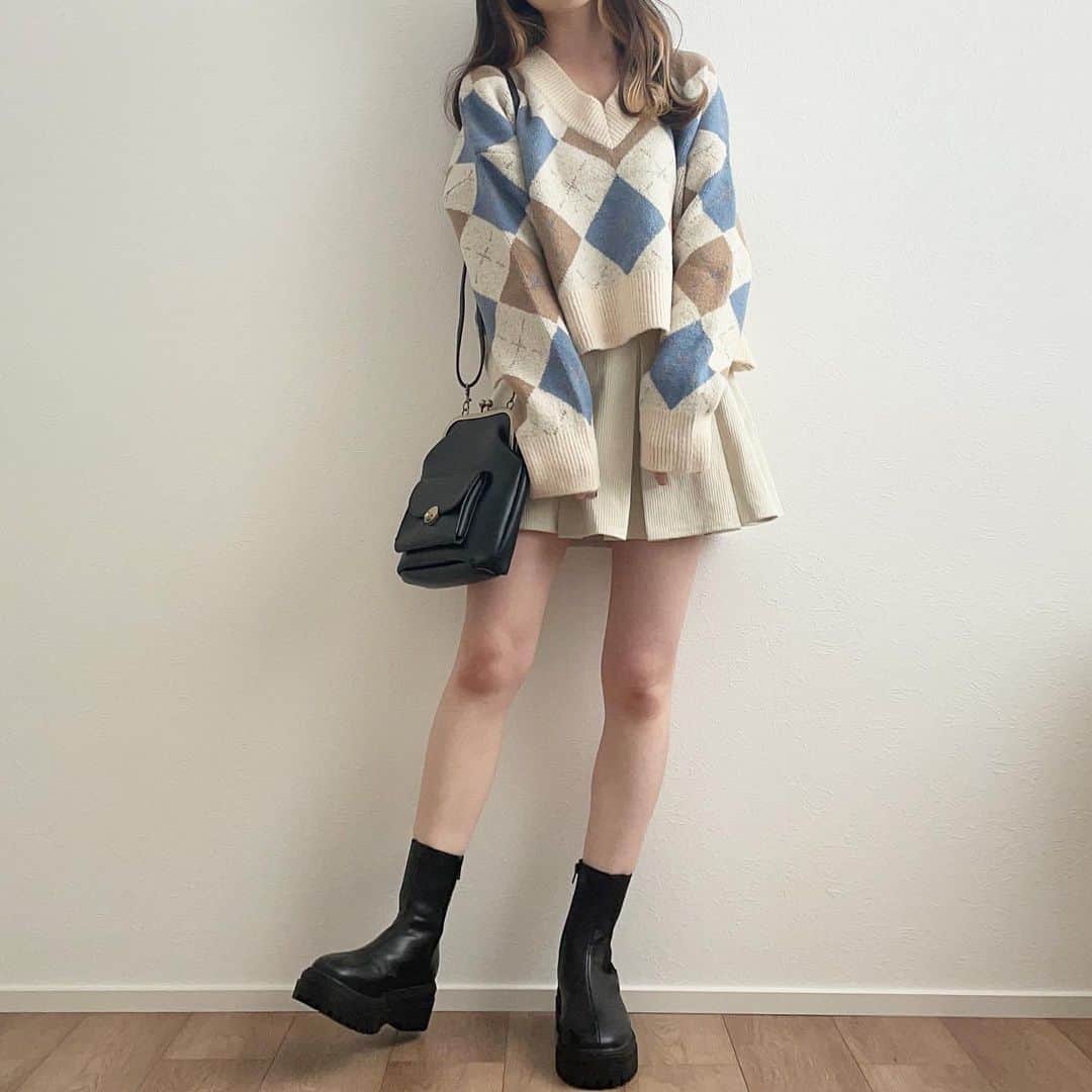 mero*さんのインスタグラム写真 - (mero*Instagram)「白ニット着回しデートコーデ💫 . . . 真っ白もかわいいけどどうしても シンプルになりがちだし . 柄入ってる白ニットなら簡単にかわいく おしゃれなコーデつくれてすき💭 . Vネックだからインナーにフリルネックの シアーブラウスとか入れてもかわよさそう😶 . ニットはZOZOで ada9093b で検索すると買えるよ👏 . フリーサイズ / 155cm . @__ada.official__  . . . #ada. #エイダ #エイダコーデ #タイアップ #ZOZO #ZOZOTOWN #ZOZOTOWN購入品 #ニット #アーガイルニット #Vネックニット #秋服 #秋コーデ #秋服コーデ #大学生コーデ #デートコーデ #淡色コーデ」10月20日 18時52分 - mero_orem_18