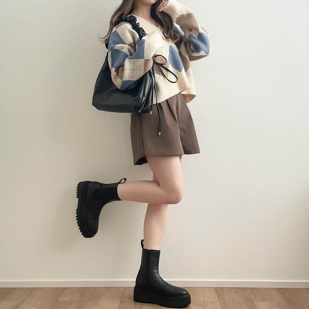 mero*さんのインスタグラム写真 - (mero*Instagram)「白ニット着回しデートコーデ💫 . . . 真っ白もかわいいけどどうしても シンプルになりがちだし . 柄入ってる白ニットなら簡単にかわいく おしゃれなコーデつくれてすき💭 . Vネックだからインナーにフリルネックの シアーブラウスとか入れてもかわよさそう😶 . ニットはZOZOで ada9093b で検索すると買えるよ👏 . フリーサイズ / 155cm . @__ada.official__  . . . #ada. #エイダ #エイダコーデ #タイアップ #ZOZO #ZOZOTOWN #ZOZOTOWN購入品 #ニット #アーガイルニット #Vネックニット #秋服 #秋コーデ #秋服コーデ #大学生コーデ #デートコーデ #淡色コーデ」10月20日 18時52分 - mero_orem_18