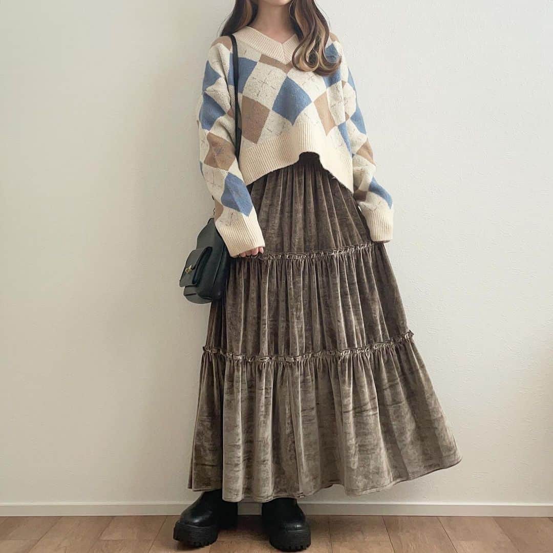 mero*さんのインスタグラム写真 - (mero*Instagram)「白ニット着回しデートコーデ💫 . . . 真っ白もかわいいけどどうしても シンプルになりがちだし . 柄入ってる白ニットなら簡単にかわいく おしゃれなコーデつくれてすき💭 . Vネックだからインナーにフリルネックの シアーブラウスとか入れてもかわよさそう😶 . ニットはZOZOで ada9093b で検索すると買えるよ👏 . フリーサイズ / 155cm . @__ada.official__  . . . #ada. #エイダ #エイダコーデ #タイアップ #ZOZO #ZOZOTOWN #ZOZOTOWN購入品 #ニット #アーガイルニット #Vネックニット #秋服 #秋コーデ #秋服コーデ #大学生コーデ #デートコーデ #淡色コーデ」10月20日 18時52分 - mero_orem_18
