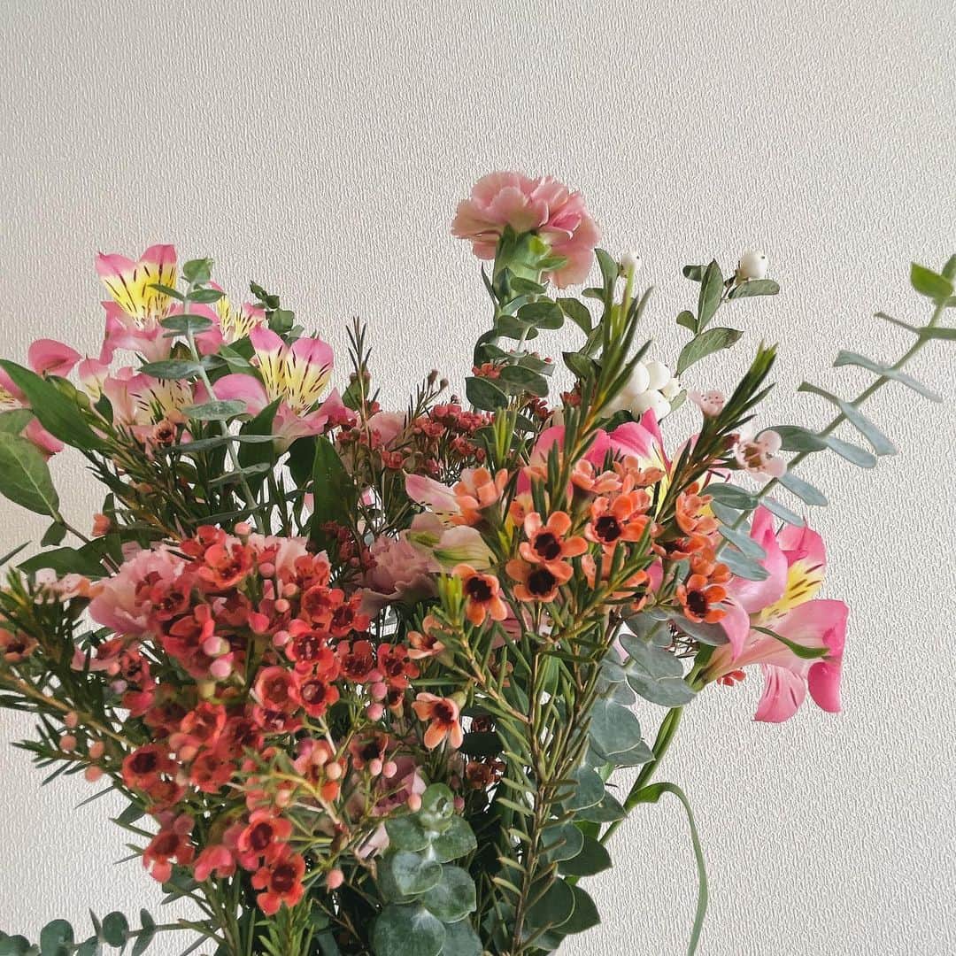 深川麻衣 さんのインスタグラム写真 - (深川麻衣 Instagram)「💐 とっても綺麗な花束をいただきました〜。嬉しい☺️ 右上の、白くて丸い実がなってる植物、 何て名前なんだろう？」10月20日 18時53分 - fukagawamai.official