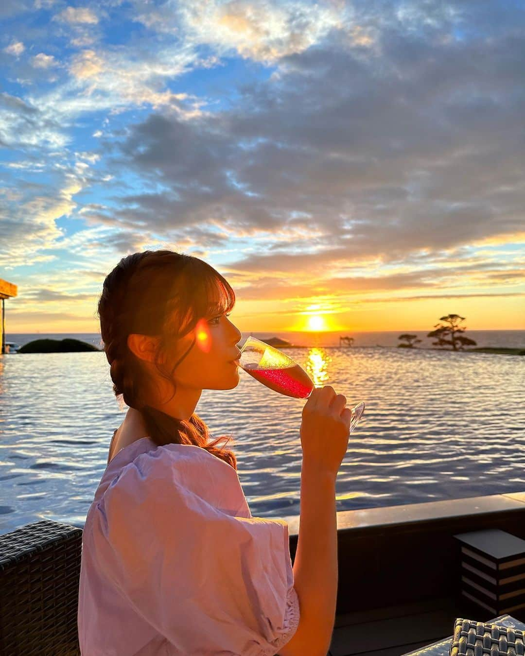 清司麗菜のインスタグラム：「ホテル大佐渡のsunset🌇  水のテラスで夕陽を背景に乾杯🥂　 なんて贅沢な時間~🥺🥺🫶  明るい時間に見る水のテラスからの景色も海がよく見えて 絶景だった🌊  動画の華穂と私それぞれが自分の世界に入ってる（笑）  #ホテル大佐渡#hotelo #佐渡#水のテラス#夕陽#sunset#🌇 #佐渡観光応援公式サポーター #佐渡島の金山#NGT48」