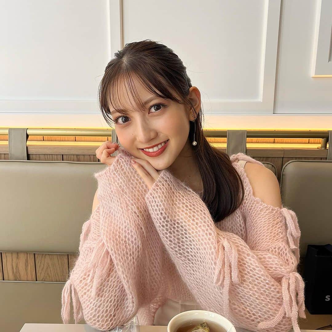 のインスタグラム：「. ピンクのニットにベージュのワイドパンツ🐰♡  このニット展示会でほんっとに迷って買ったものだったから買ってよかったってずっと思ってる🥹✨ ショート丈で着やすくて肩のリボンがどタイプすぎる🎀  #ピンクニット#ピンクベージュ#ピンクコーデ#ワイドパンツコーデ#ベージュコーデ#秋コーデ#みなとみらいカフェ#みなとみらいランチ#骨格ウェーブ#ウェーブコーデ」
