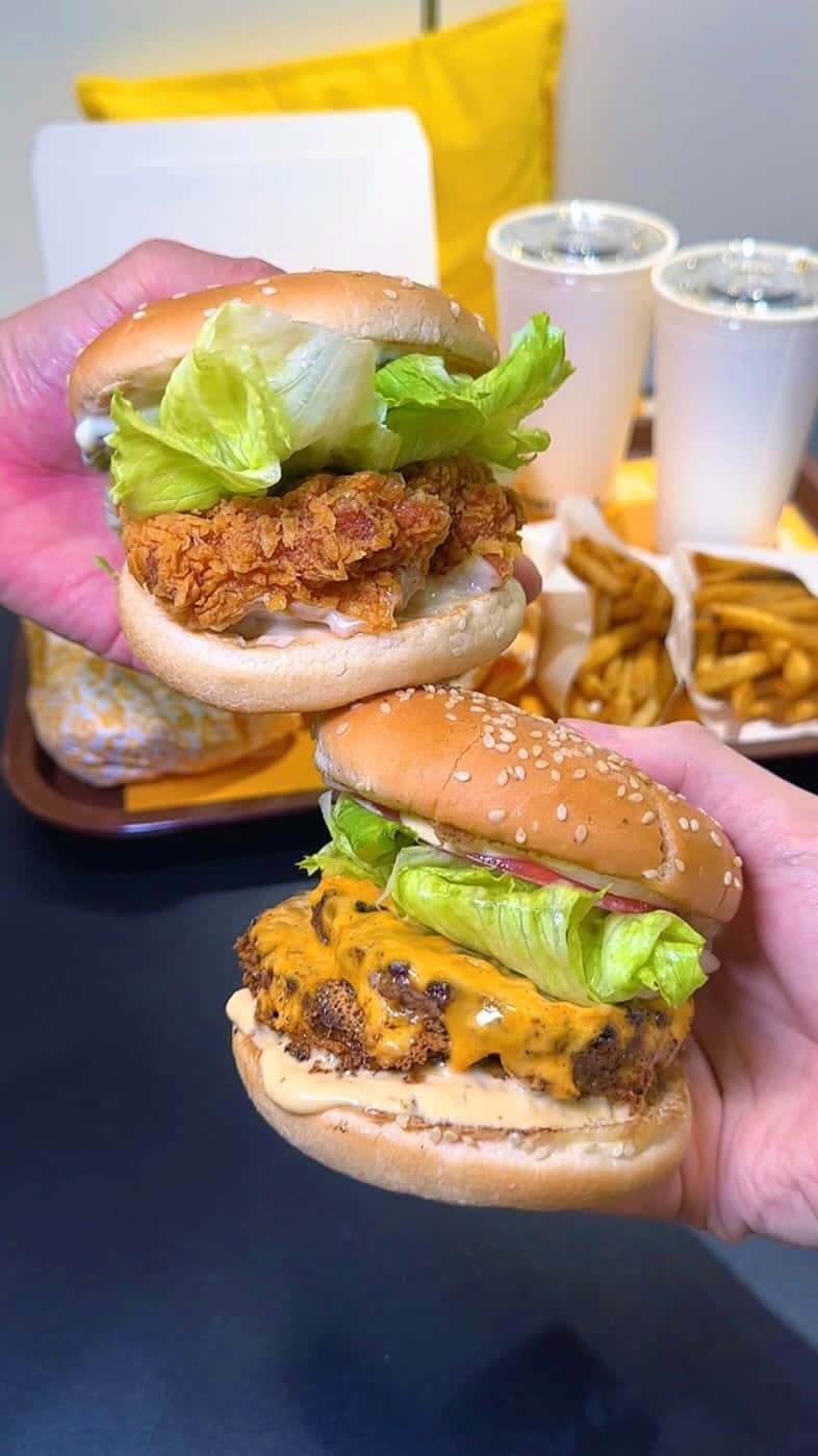 ゆうとグルメのインスタグラム：「🍔韓国No. 1バーガーブランド「Mom's Touch」が日本初上陸🍔 ㅤㅤㅤㅤㅤㅤㅤㅤㅤㅤㅤㅤㅤ 渋谷にあるMom's Touch マムズタッチさん(@momstouch.jp)の 「グリルドビーフバーガー」590円 「サイバーガー」370円 「フライドチキン」250円 「ヤンニョムチキン」350円 ㅤㅤㅤㅤㅤㅤㅤㅤㅤㅤㅤㅤㅤ 渋谷駅徒歩1分のところに韓国No.1バーガー&チキンブランド「Mom's Touch (マムズタッチ)」が10/20(金)からの3週間の期間限定で日本初上陸！ ㅤㅤㅤㅤㅤㅤㅤㅤㅤㅤㅤㅤㅤ 韓国国内では1400店舗以上もある最大手のブランドで、提供スピードより品質にこだわっているのがその特長🍔 ㅤㅤㅤㅤㅤㅤㅤㅤㅤㅤㅤㅤ 今回はバーガー2種類とチキンを食べてみたけど、まず最初に思ったのがバーガーのサイズがめちゃくちゃ大きい！ ㅤㅤㅤㅤㅤㅤㅤㅤㅤㅤㅤㅤㅤ 最高品質の材料を本格的な方法で調理しているそうで、パティやチキンは肉肉しくジューシーだし野菜もフレッシュ、そしてカリッと焼かれたバンズについたソースが全体をしっかりまとめてくれておいしすぎた🤤🤤 ㅤㅤㅤㅤㅤㅤㅤㅤㅤㅤㅤㅤㅤ 本格的なのに値段がお手頃なのもうれしいポイント！ ㅤㅤㅤㅤㅤㅤㅤㅤㅤㅤㅤㅤㅤ フライドチキンも大ぶりなサイズ感でどっちもおいしかったけど甘辛いヤンニョムチキンが特に気に入りました🍗 ㅤㅤㅤㅤㅤㅤㅤㅤㅤㅤㅤㅤㅤ ちなみに公式アカウント(@momstouch.jp)にリンクのある予約サイトから予約可能で、今の時点でほとんど埋まっちやってるけどキャンセル待ちもできるからぜひ試してみて！ ㅤㅤㅤㅤㅤㅤㅤㅤㅤㅤㅤㅤㅤ マムズタッチのハンバーガーのために韓国行きたいってくらいほんとおいしかった🍟 ㅤㅤㅤㅤㅤㅤㅤㅤㅤㅤㅤㅤ かなりおすすめ！！ ㅤㅤㅤㅤㅤㅤㅤㅤㅤㅤㅤㅤㅤ —————————————— 📍東京都渋谷区道玄坂2丁目5-8 ⏰10:00〜22:00(金土24時close) 🗓10/20(金)〜11/9(木)の3週間限定 🚃渋谷駅から徒歩1分 —————————————— #PR #MOMSTOUCH #マムズタッチ  #東京グルメ #東京カフェ #渋谷グルメ #渋谷カフェ #韓国グルメ #ハンバーガー #hamburger #tokyo #japan    #東京観光 #東京旅行 #東京 #渋谷 #東京ランチ #渋谷ランチ #カフェ巡り #カフェ好きな人と繋がりたい #ごはん記録 #japantravel #japantrip #instafood #japanesefood」