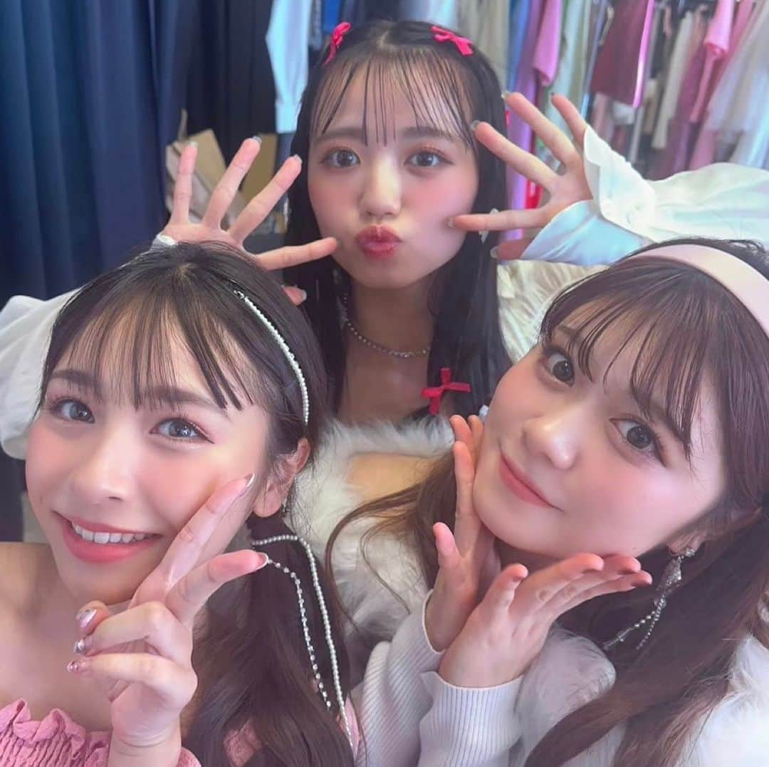 Popteenのインスタグラム：「Popteen11月号の表紙撮影のオフショット❕  今回の表紙はピンクぴんくPINK🎀で可愛い〜🥺 甘めな3人組のオフショだよ🫶🏻  リールには撮影風景の裏側も載せてるから チェックしてみてね〜☑️  #Popteen#POPモデル#まりくま#熊谷真里#ここちゃ#阿部ここは#せらぴー#土屋惺来#表紙#オフショット#ピンクコーデ#43周年#ljk#jk3#sjk#jk2#fjk#jk1#PopteenMedia#webマガジン」