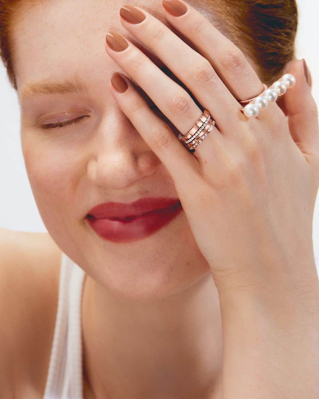 TASAKIのインスタグラム：「The ‘balance signature’ ring boasts the ultimate simplicity—five Akoya pearls of impeccable quality lined up in an orderly manner. Create an iconic look just by slipping it on your finger.  「balance signature」リングは、高品質のあこや真珠5珠が整然と並ぶ究極のシンプリシティ。 身に着けるだけで、アイコニックな手元を演出。  #TASAKI #TASAKIbalance #TASAKIpearl」
