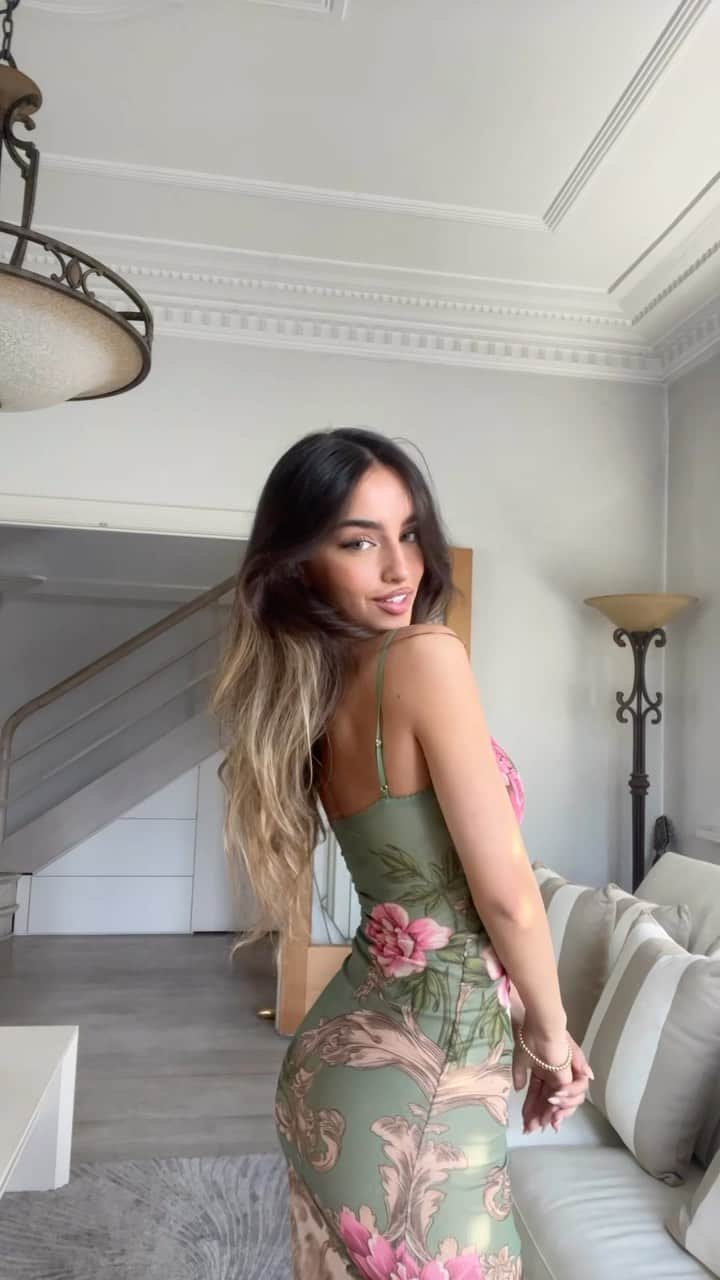 tiger Mistのインスタグラム：「Our most-loved Julianna Dress. 🤍 As seen on TM angel, @ella.christo_」