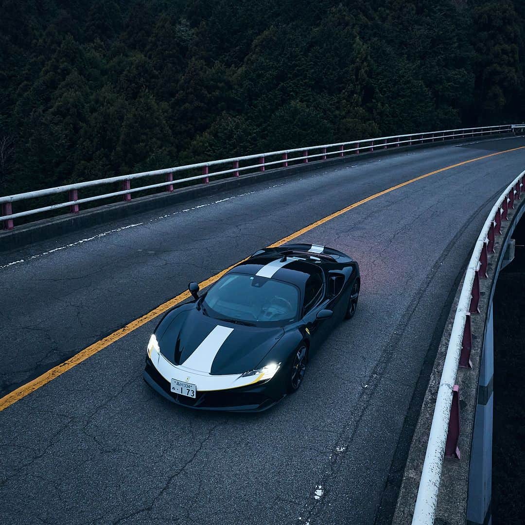Ferrari Japanさんのインスタグラム写真 - (Ferrari JapanInstagram)「「静と動」​ ​ 時にV8エンジンの快音を轟かせ、時にモーター走行も可能な跳ね馬。​ ​ FERRARI APPROVEDで愉しむSF90 STRADALE​ お問い合わせはフェラーリ正規ディーラーへ。  #Ferrari #FerrariJapan #FerrariSF90Stradale #LuxuryLifestyle #LuxuryCars #CarLifestyle #Ferraristi #フェラーリ #ラグジュアリーカー」10月20日 19時00分 - ferrarijpn