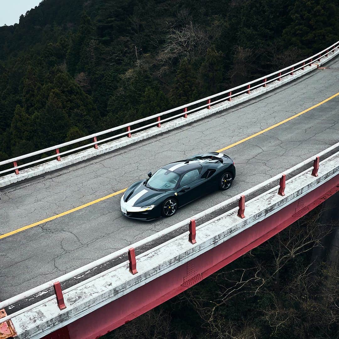 Ferrari Japanさんのインスタグラム写真 - (Ferrari JapanInstagram)「「静と動」​ ​ 時にV8エンジンの快音を轟かせ、時にモーター走行も可能な跳ね馬。​ ​ FERRARI APPROVEDで愉しむSF90 STRADALE​ お問い合わせはフェラーリ正規ディーラーへ。  #Ferrari #FerrariJapan #FerrariSF90Stradale #LuxuryLifestyle #LuxuryCars #CarLifestyle #Ferraristi #フェラーリ #ラグジュアリーカー」10月20日 19時00分 - ferrarijpn