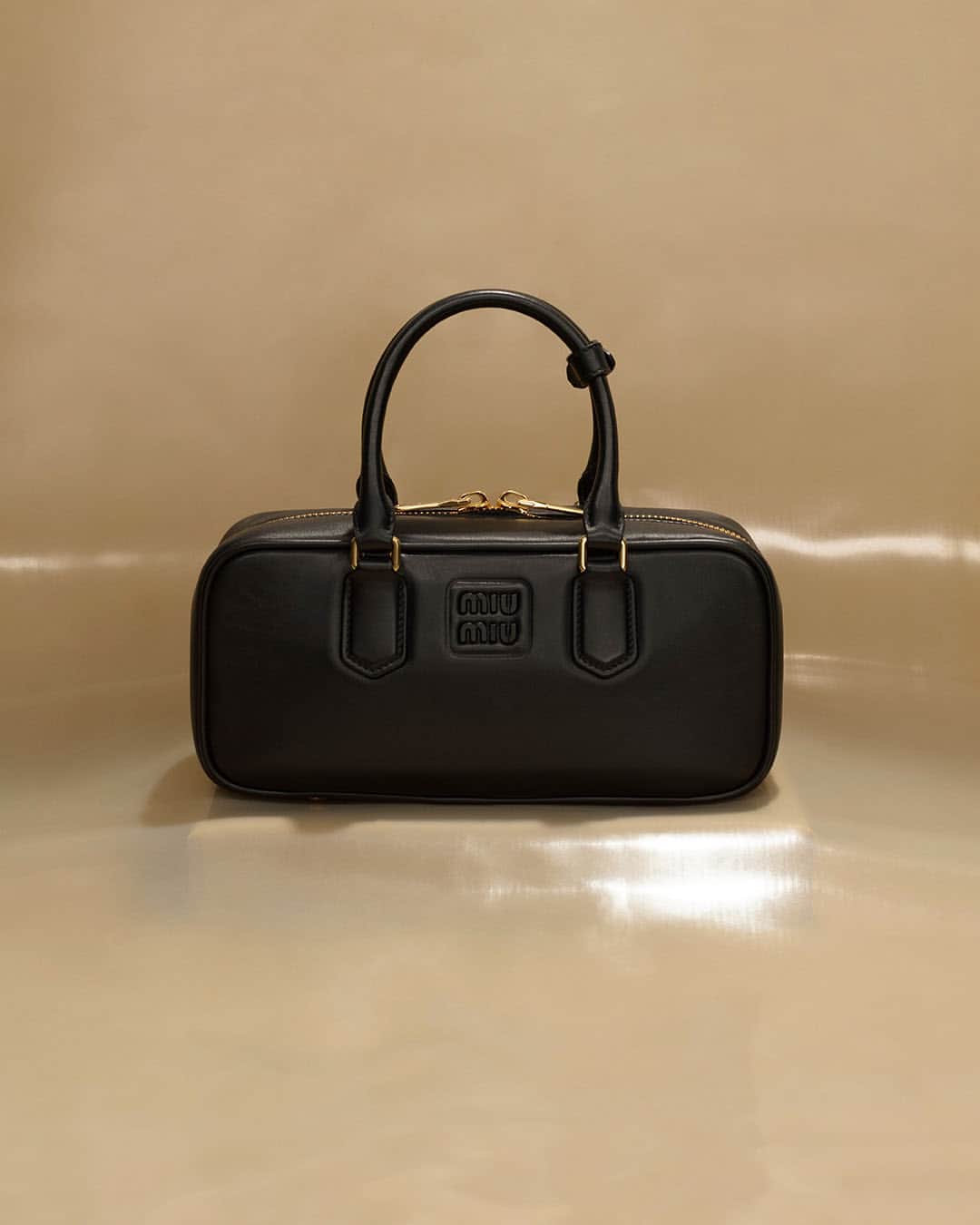 のインスタグラム：「The light padding gives a unique voluminous look to the new Miu Miu top-handle leather bag.  Photographed by @AlmLibera. Creative direction by @EdwardQuarmby. Styled by @LottaVolkova.  #MiuMiuLIVE #MiuMiuFW23」