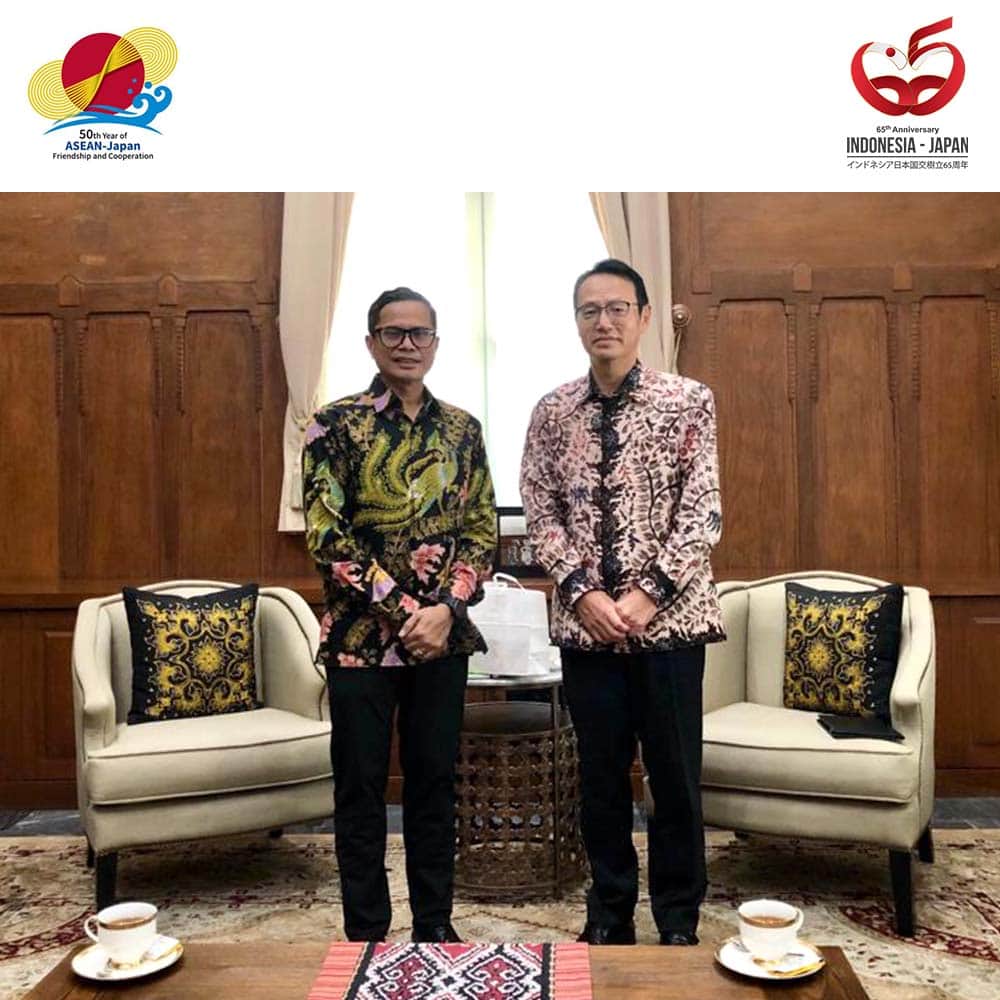 石井正文のインスタグラム：「Pada tanggal 18 Oktober, Saya melakukan kunjungan kehormatan kepada Bapak Pahala, Wakil Menteri Luar Negeri R.I. Menjelang berlangsungnya KTT Khusus Jepang-ASEAN pada bulan Desember, saya menyampaikan keinginan untuk mempererat kolaborasi untuk mencapai hasil yang konkret di bidang transisi energi dan lain-lain.😊✨  10月18日、パハラ外務副大臣を表敬訪問しました。１２月の日ASEAN特別首脳会議に向けて、エネルギー移行等の分野で具体的な成果が得られるよう、一層緊密に連携していきたい旨お伝えしました。😊✨  #65indonesiajepang #65japanindonesia #50aseanjapan #jepang #dubesjepang #dubeskanasugi」