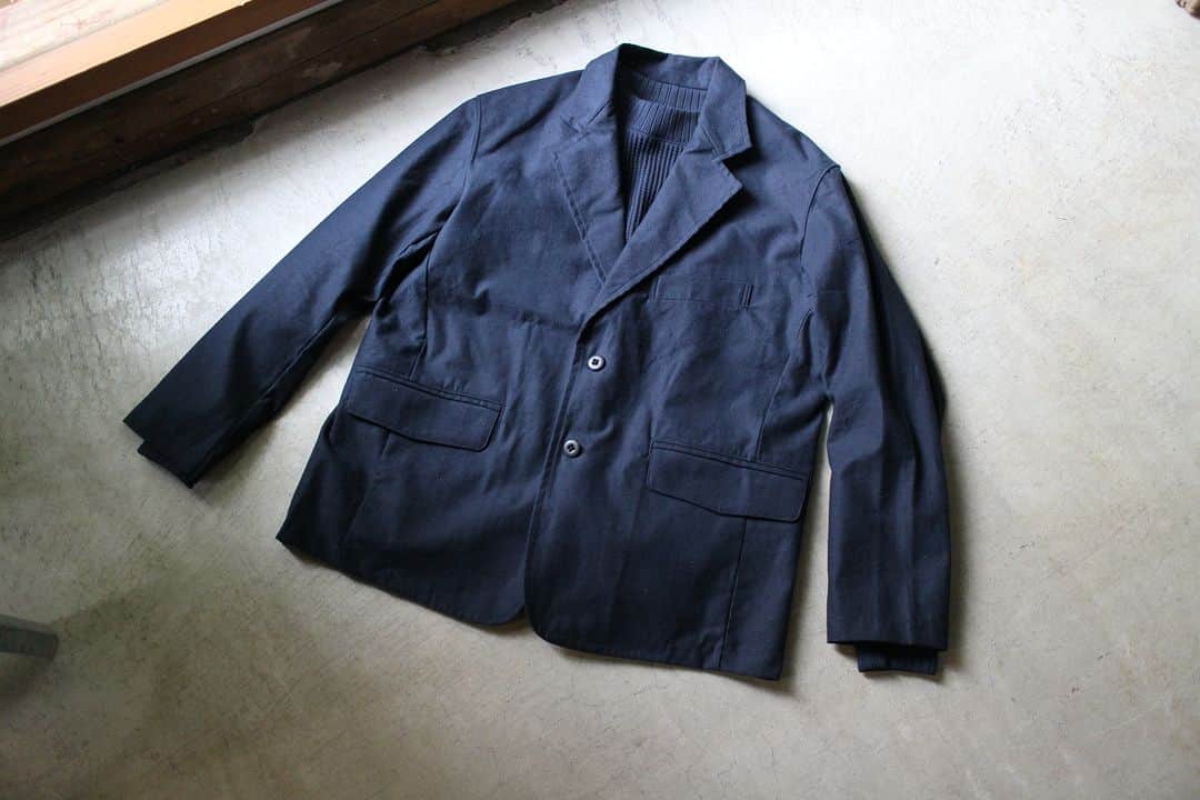 のインスタグラム：「▽ FW23 WAFFLE MIDNECK JM7200 100%COTTON ￥16,500 Color:61Dark Navy  極太の糸で 編み立てることで お洗濯による 型崩れや縮みが 少ない ワッフルミッドネック  綿100%の 優しい肌触りと 首元まで立ち上がるリブで 晩秋から春まで 1枚でもインナーでも 活躍します  ダークネイビーは 初めてリリースした 10年前から続く定番のお色です  ジャケットや アウターと幅広く 着合わせできます  ご一緒に BACK NEP JACKET JM8358 171Dark Navy DOTSUME CARDIGAN JM8368 284Dark Turquoise OX HOODY COAT JM8370 107Dark Blue Gray GRACE VENDOR SHIRT JM8354 280Tetsukon」