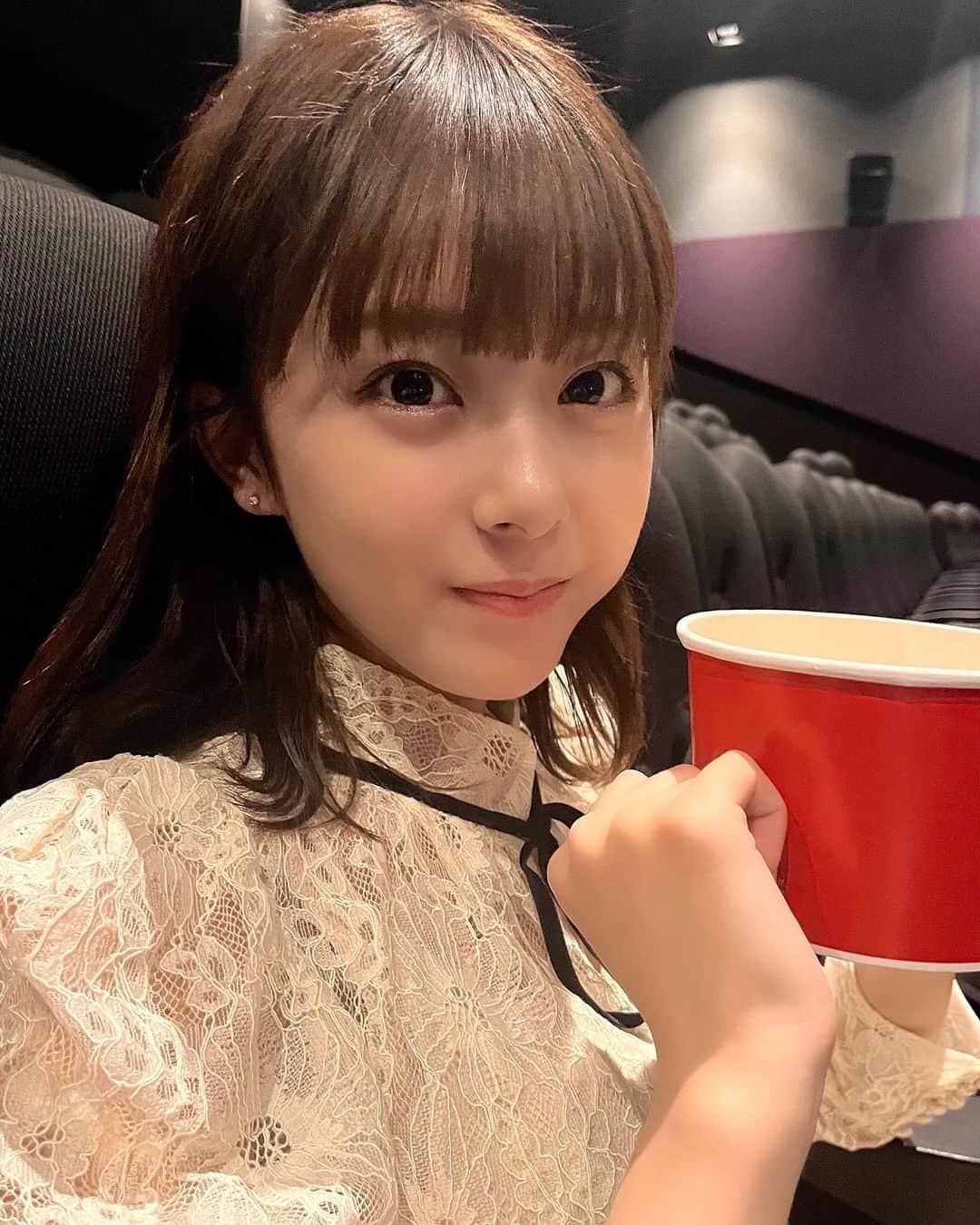 のインスタグラム：「ここにもあげちゃお！ 最近映画にハマってて、これから見たい映画もたくさんあって映画館通いになっちゃいそう！  今年は1人映画もデビューしたのでもうなんでも見れちゃう ポップコーンもひとつの楽しみである🤭   リール編集頑張ってるのでまっててね」