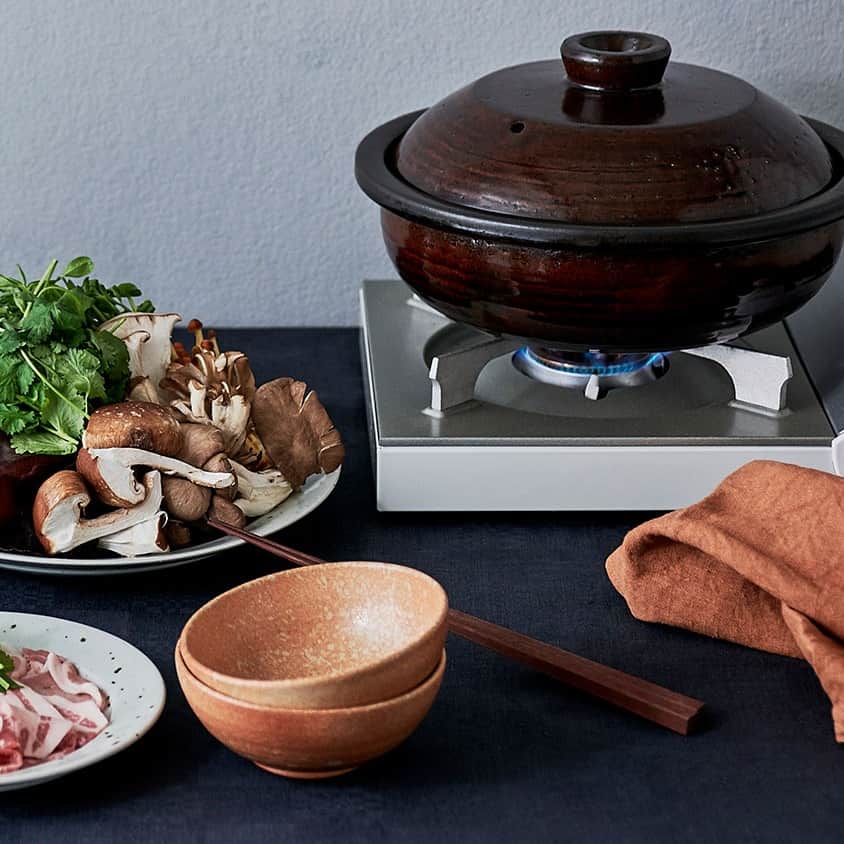 Timeless Comfort さんのインスタグラム写真 - (Timeless Comfort Instagram)「朝晩は肌寒く、鍋料理が恋しい季節の到来です。いろいろな食材や味付けが楽しめる鍋料理は、寒い季節の定番メニュー。今日はどんなお鍋にしようかなと悩みますね。 今回はHomelandの土鍋を使って、美味しい鍋料理を作ってみました。レシピとともにご紹介します。ぜひレパートリーに取り入れてみてください！  撮影／上端春奈（bean）@h.kamihashi アートディレクション／小橋太郎（Yep）@yep_edit_design  他にもオンラインストア限定のコンテンツを配信中です。 ↓ストアリンクはプロフィールから @timeless_comfort ─────  ▼#ēcruxe （エクリュクス）の新商品発売！予約受付中！ 日本の暮らしにぴったりなサイズ感と、細部までこだわり抜いたデザインが魅力のēcruxeシリーズから、この度カウチソファが発売となります！店舗・オンラインストアともに予約販売を受け付けています。ぜひチェックしてください！  ▼オンラインストア限定！ラグ購入でポイント5倍！ オンラインストアに取り扱いのあるラグをご購入いただくと、通常の5倍のポイントがもらえるキャンペーンを実施中です！10月12日(木)～31日(火)までの期間限定です。  ─────  "心地よい暮らしに出逢える"ライフスタイルショップTIMELESS COMFORT公式アカウントです。オリジナル商品や店舗情報、TCの提案する心地よい暮らしについて投稿しています。  @timeless_comfort アカウントタグをタップして他の投稿もぜひご覧ください！  ───── #timelesscomfort #タイムレスコンフォート #timelesscomfort_column #Homeland  #土鍋 #土鍋の使い方 #土鍋でご飯を炊く #土鍋レシピ #冬のレシピ #あったかレシピ #信楽焼 #信楽焼の土鍋  #鍋料理」10月20日 19時00分 - timeless_comfort