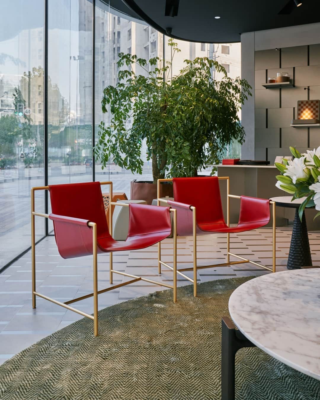 Poltrona Frauのインスタグラム：「To mark the grand opening of our Shanghai flagship store, we're proud to present an exclusive boutique edition of only 88 Ming's Heart armchairs, expertly crafted by designer Shi-Chieh Lu, each adorned with vibrant red Saddle Extra leather. But here's the magic – 88 isn't just a number; it's a symbol of good fortune in Chinese culture and perfectly captures the spirit of prosperity as we embark on this exciting new journey.   Standard Ming’s Heart armchairs are available for purchase at all our stores, while the limited edition is only available in China.   Visit our Shanghai flagship store and be a part of this unique experience.  #PoltronaFrau #MingHeart #ShiChiehLu」