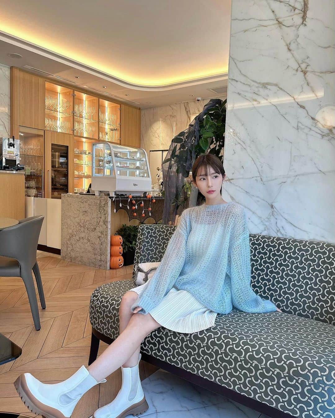 蒼川愛のインスタグラム：「素敵なカフェで美味しい朝ごはん食べて、パン屋さんハシゴしてクリームパン食べて、お腹大満足な朝でした🌱 写真のカフェは @ipc_lounge です☕️ 何食べても美味しくて何より空間が癒されるのでこれから通います‪‪❤︎‬ . そして好評だったコーデも載せておく‪‪❤︎‬ @enmoca_official さんの白のプリーツパンツは、ウエストゴムで履きやすく丈感も💮 おうちで洗える素材なのも嬉しい〜〜白だけど子どものお出かけにもガンガン着られます🫶🏻 今の季節にちょうど良く履けるのでヘビロテ間違いなしです👼🏻 . ニットは @adametrope ‪‪❤︎‬ パステルカラーの水色が可愛すぎて一目惚れしました🩵最近水色がとても好き◎  #ENMOCA #エンモカ #エンモカ2023aw  #adametrope #秋コーデ #ニットコーデ #ホワイトコーデ」