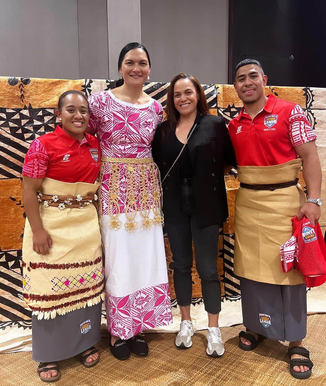 バレリー・アダムスさんのインスタグラム写真 - (バレリー・アダムスInstagram)「It was truly an incredible honor to attend the @tonganationalrugbyleague jersey presentation this evening 🇹🇴👊🏾. The atmosphere and excitement were electrifying. Best wishes to both the men's and women's teams. 👊🏾🔥  Ko e ´Otua Mo Tonga Ko Hoku Tofi’a God and Tonga are my inheritance   🙏🏽❤️  #MMT #tonga #league #leshgooo #pride #vela #lit #inspiration」10月20日 19時00分 - valerieadams84