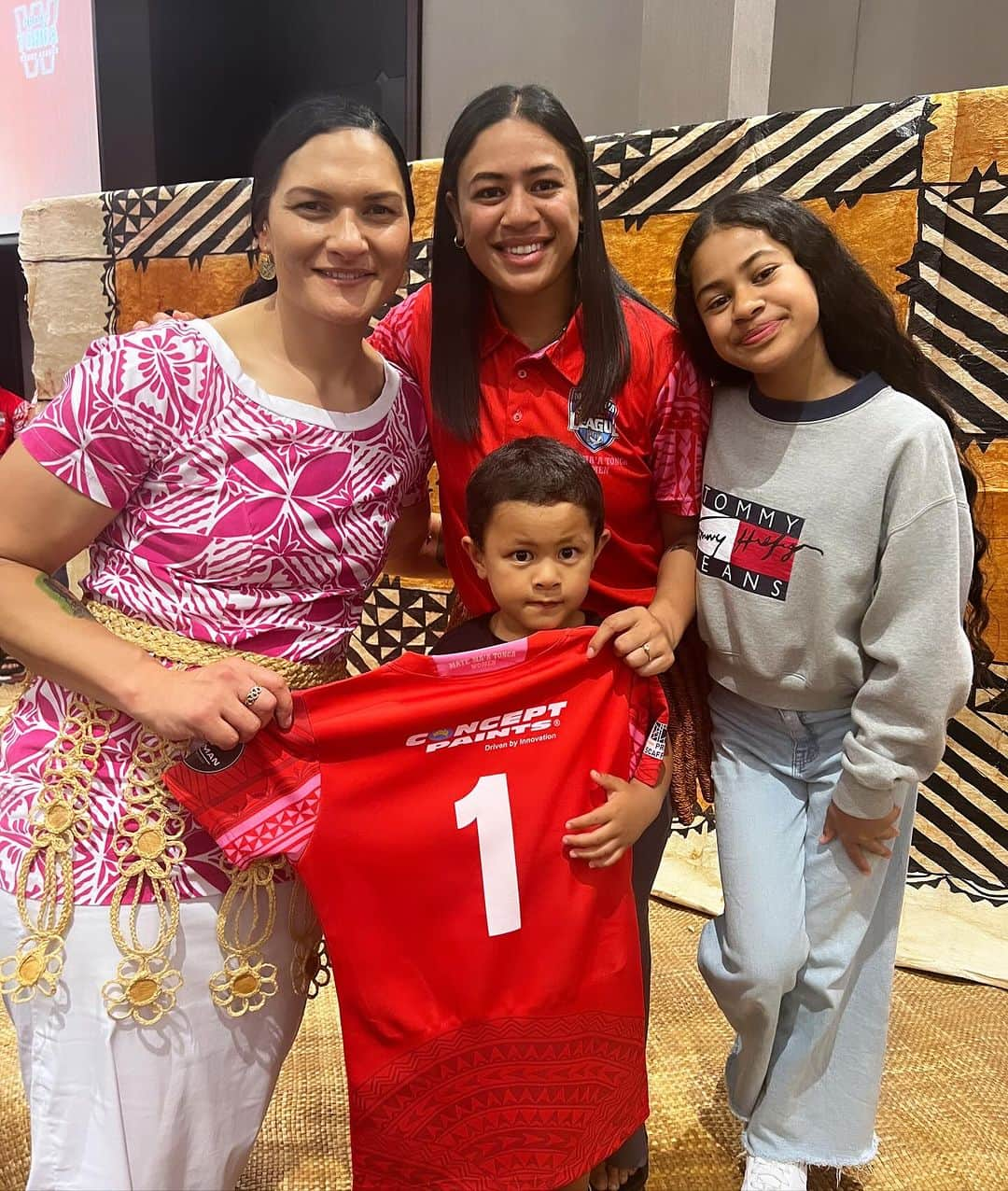 バレリー・アダムスさんのインスタグラム写真 - (バレリー・アダムスInstagram)「It was truly an incredible honor to attend the @tonganationalrugbyleague jersey presentation this evening 🇹🇴👊🏾. The atmosphere and excitement were electrifying. Best wishes to both the men's and women's teams. 👊🏾🔥  Ko e ´Otua Mo Tonga Ko Hoku Tofi’a God and Tonga are my inheritance   🙏🏽❤️  #MMT #tonga #league #leshgooo #pride #vela #lit #inspiration」10月20日 19時00分 - valerieadams84