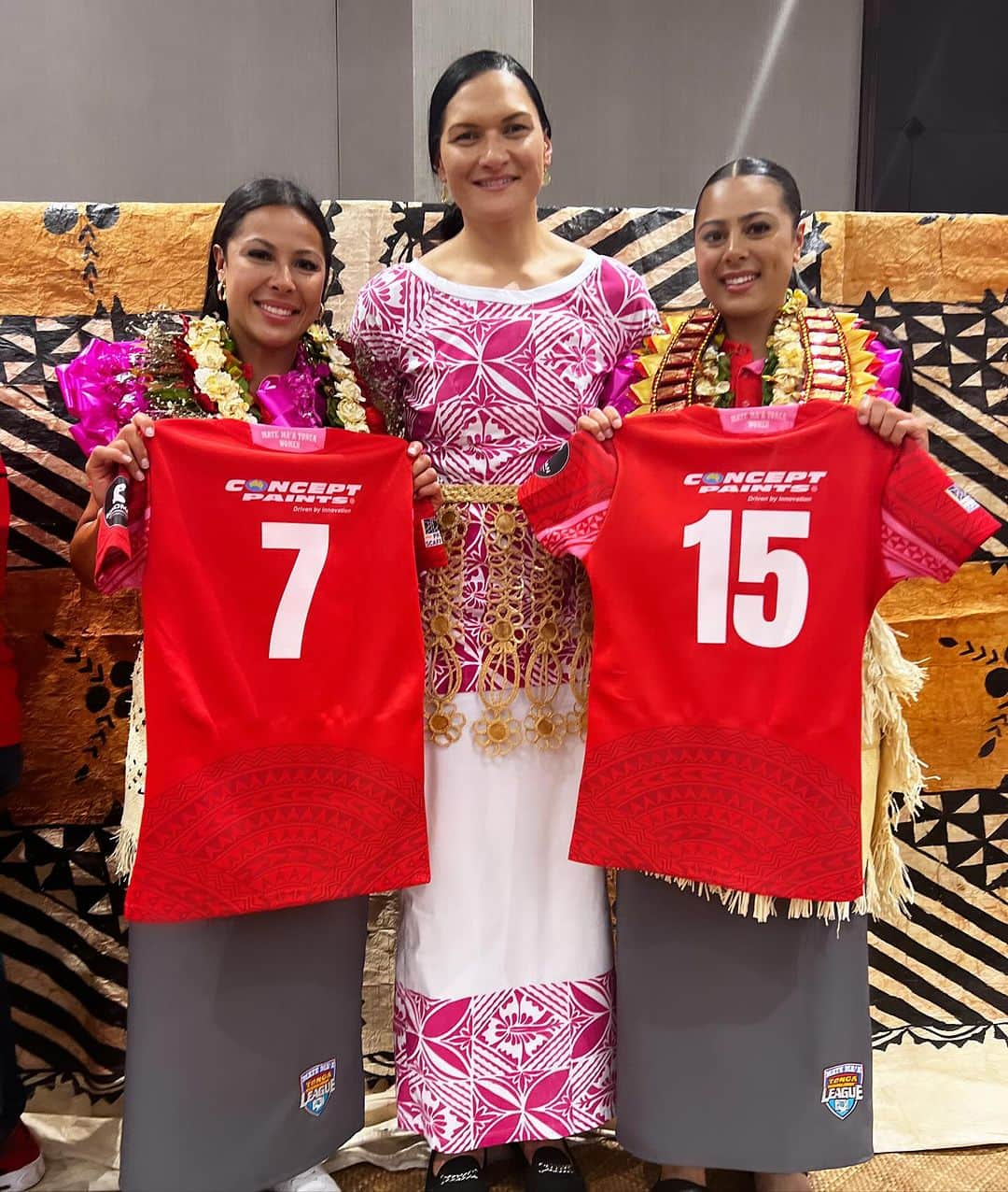 バレリー・アダムスのインスタグラム：「It was truly an incredible honor to attend the @tonganationalrugbyleague jersey presentation this evening 🇹🇴👊🏾. The atmosphere and excitement were electrifying. Best wishes to both the men's and women's teams. 👊🏾🔥  Ko e ´Otua Mo Tonga Ko Hoku Tofi’a God and Tonga are my inheritance   🙏🏽❤️  #MMT #tonga #league #leshgooo #pride #vela #lit #inspiration」