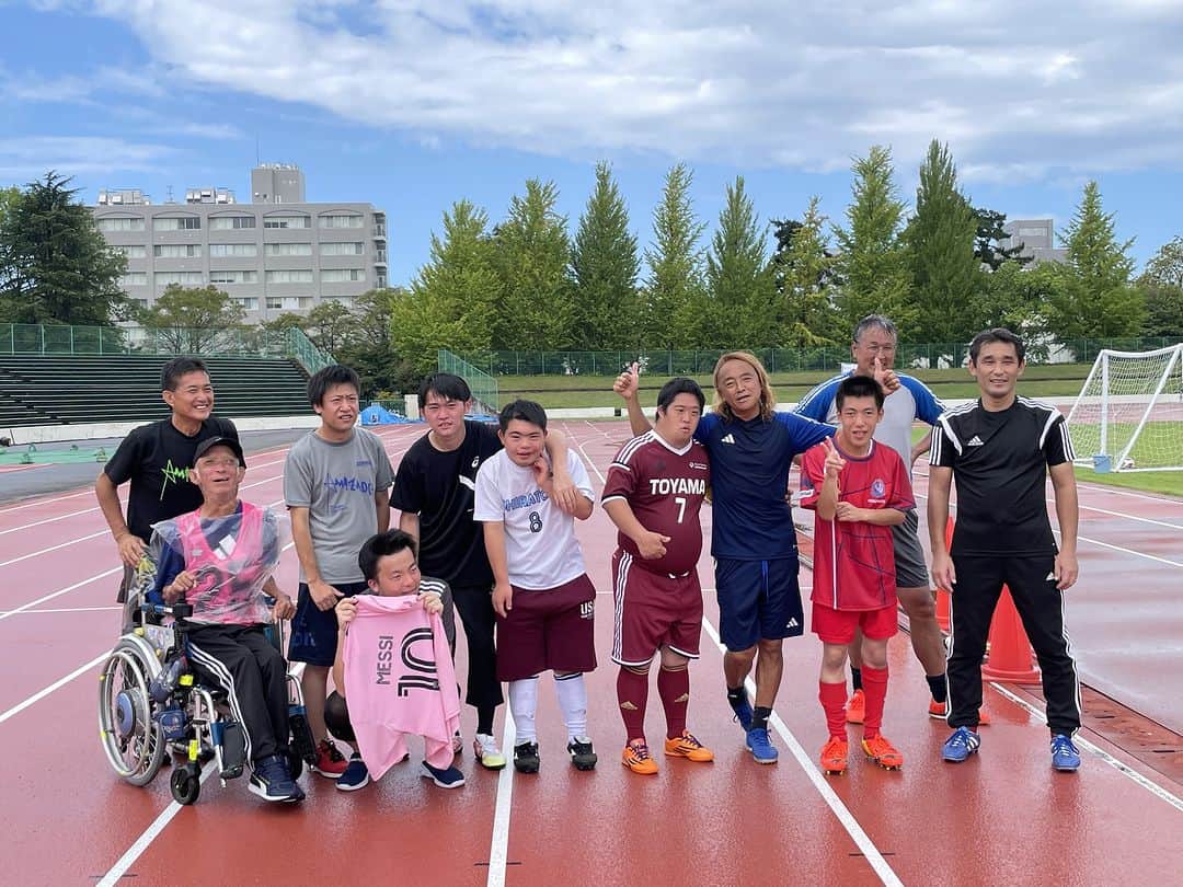 北澤豪のインスタグラム：「アミザーデサッカー大会  大会名の「アミザーデ」はポルトガル語で「友情」という意味があり、「全ての人が等しく享受することができることを基本理念に、健常者も障がい者も老若男女全ての人が、サッカーを通して、ふれ合い交流することにより、互いに理解を深め、認め合い、その友情（アミザーデ）の輪を広げ、より豊かなスポーツライフを共に築いていくこと」を目的に開催されています。」