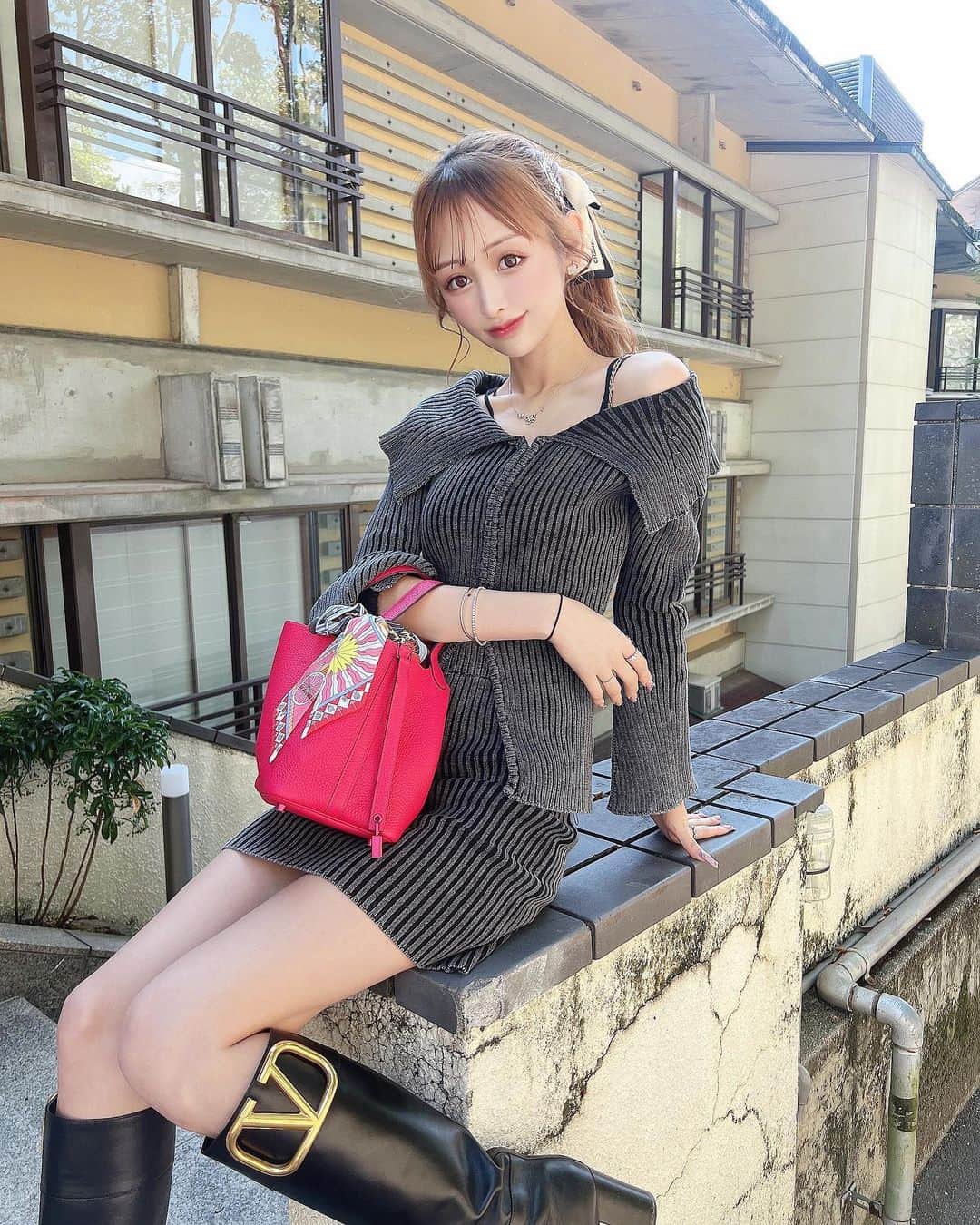 のインスタグラム：「オフショルやっぱかわいい好き セットアップも好きやからドンピシャ🫶🏻  いつもありがとうございます♡ @lipservice_official」