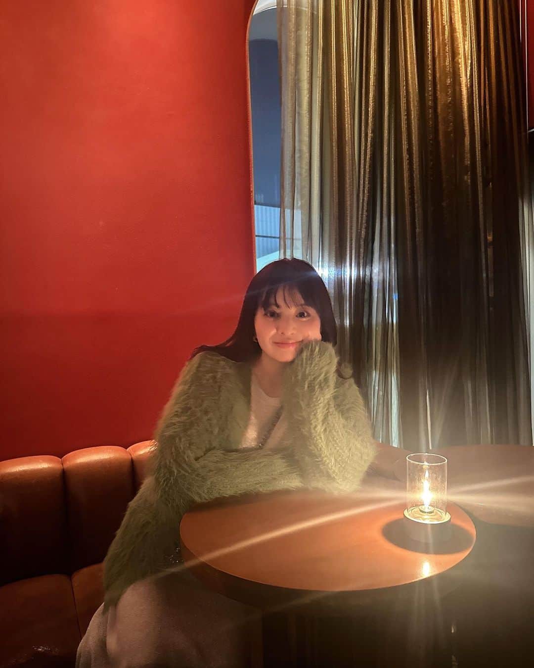 田中優衣のインスタグラム：「両親顔合わせでも利用した 大好きなお店に連れて行ってもらった日♡♡  暗がりで髪色わかりにくいんだけど 初めて少しパープルを入れてもらいました🖤🤍💜」