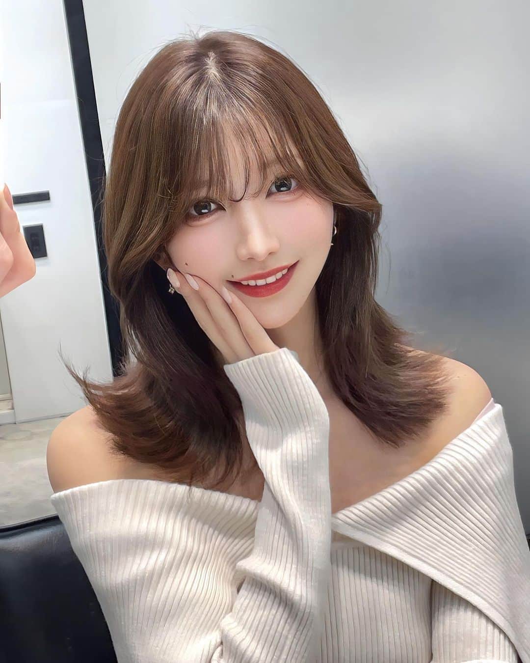 のインスタグラム：「保存を必ずお願い致します 顔まわりのこだわりがあるので 必ず可愛くなります カウンセリングの際に 【カラー・仕上げ】僕があなたに合わせて必ず可愛くします お出かけ前に是非  #渋谷美容室 #くびれヘア#渋谷 #ワンホンヘア#顔周りカット」